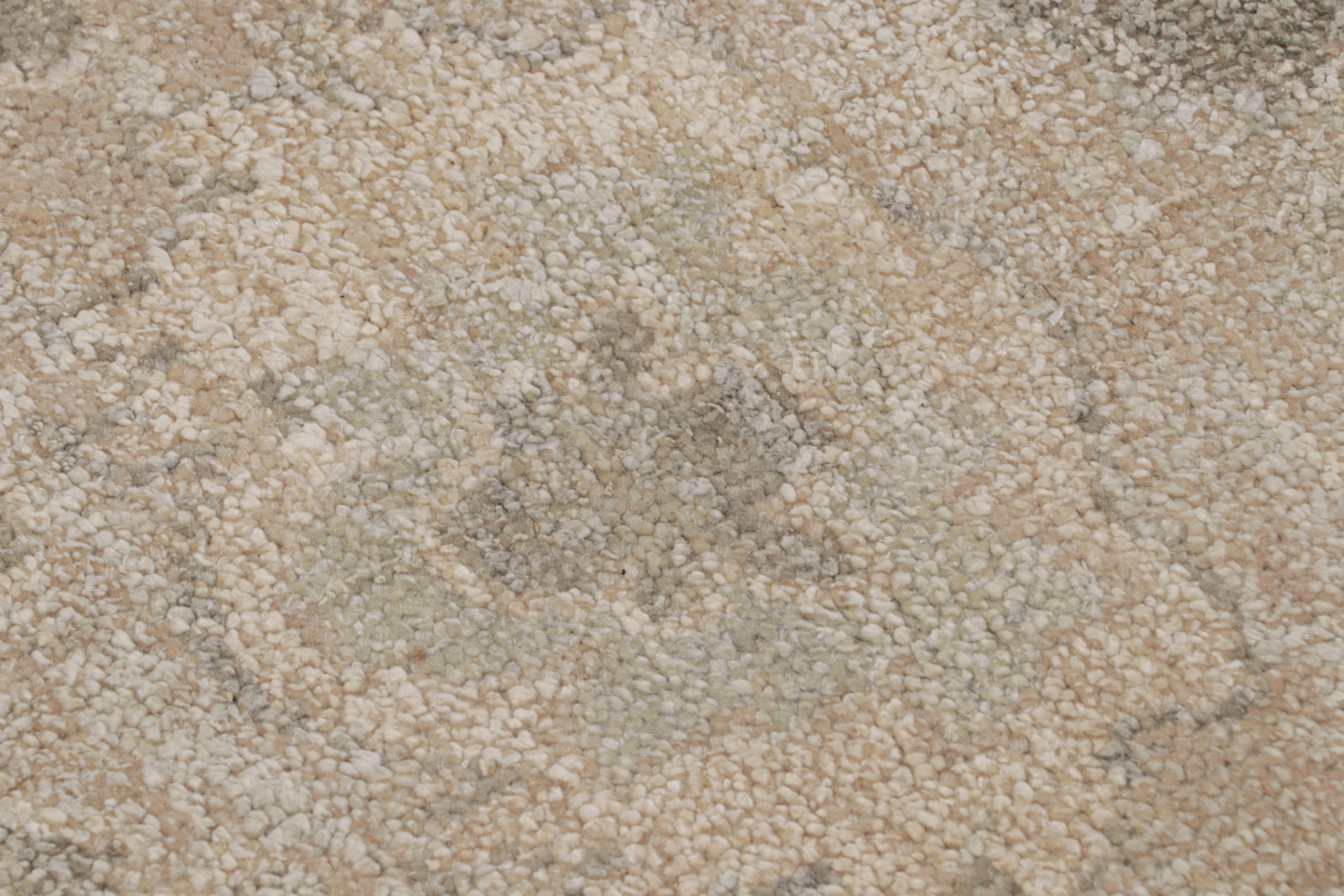 Rug & Kilim's Oushak Style Rug in Gray and Beige With All Over Floral Pattern (Tapis de style Oushak en gris et beige avec motif floral) Neuf - En vente à Long Island City, NY