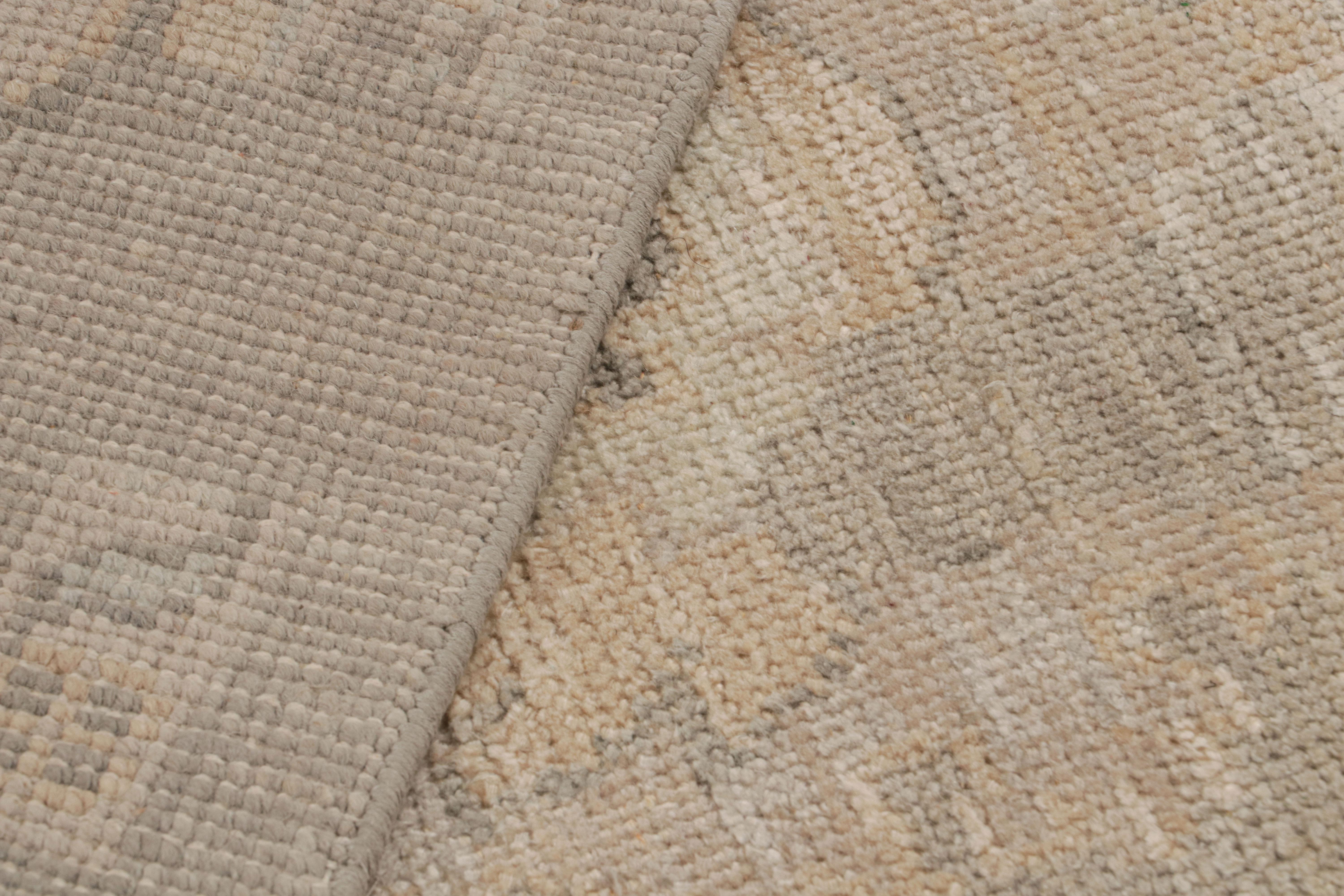 Lana Tappeto in stile Oushak di Rug & Kilim in grigio e beige con motivo floreale all over in vendita