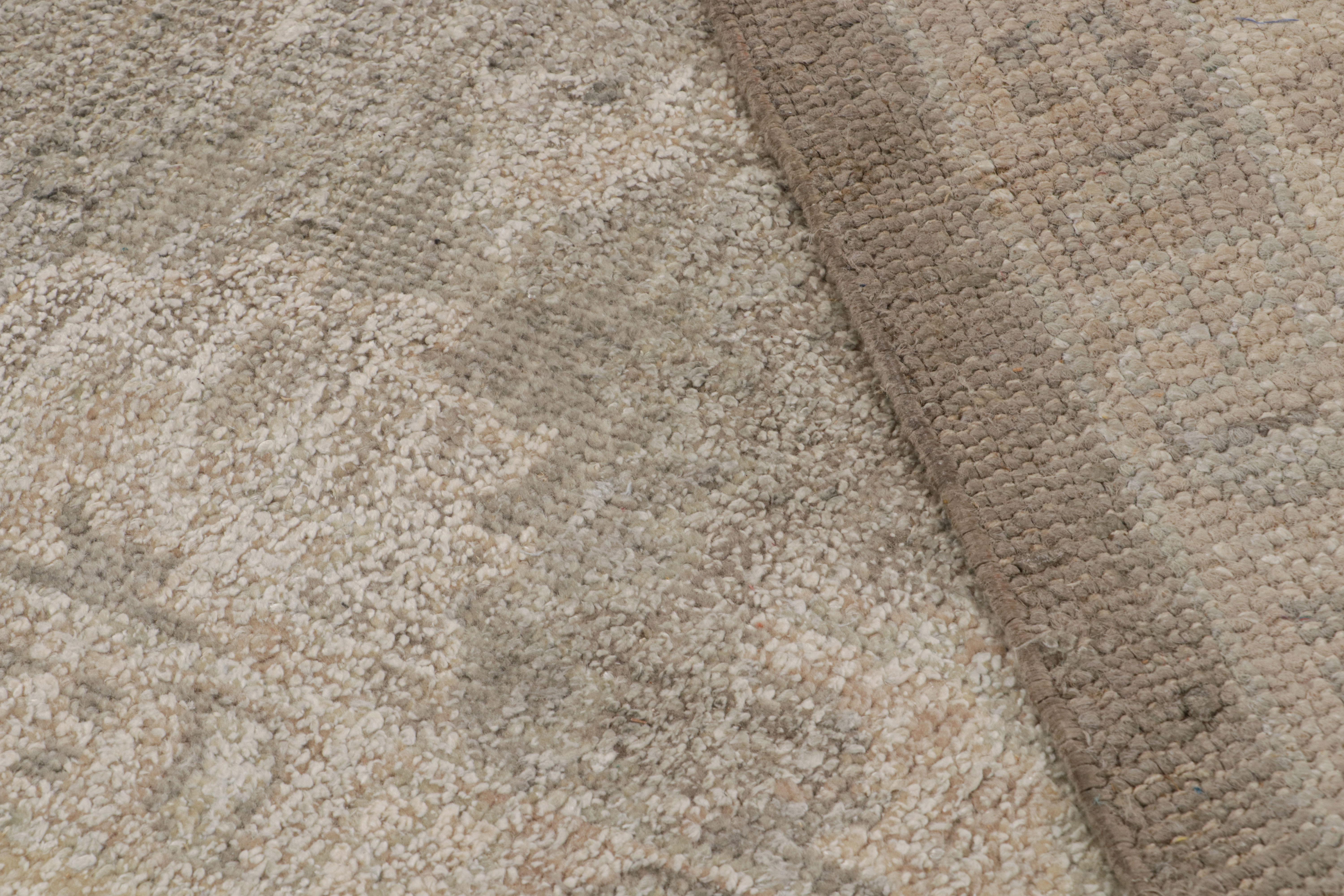 XXI secolo e contemporaneo Tappeto in stile Oushak di Rug & Kilim in grigio e beige con motivo floreale all over in vendita