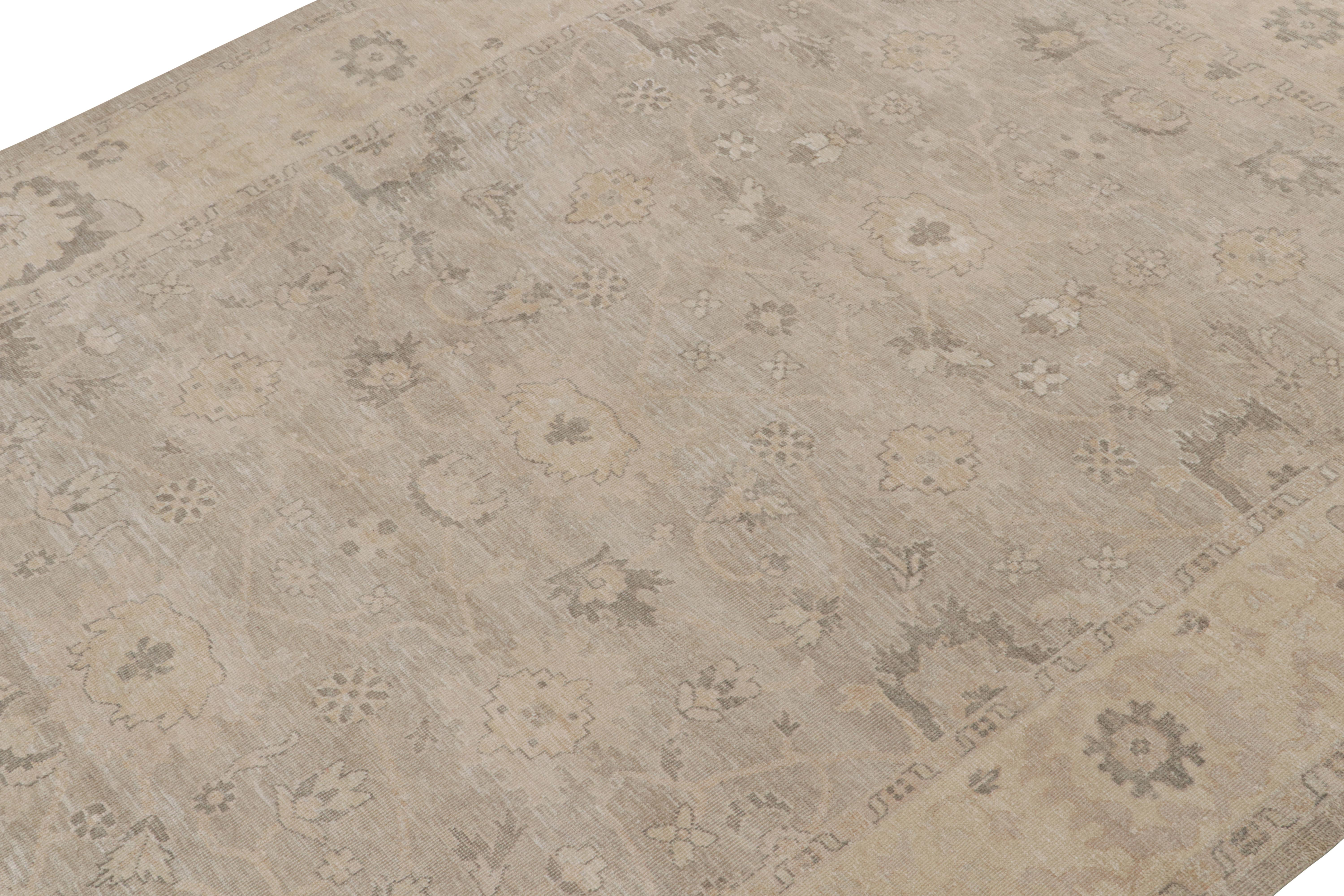 Oushak-Teppich von Rug & Kilim mit Blumenmustern in Grau und Beige (Handgeknüpft) im Angebot