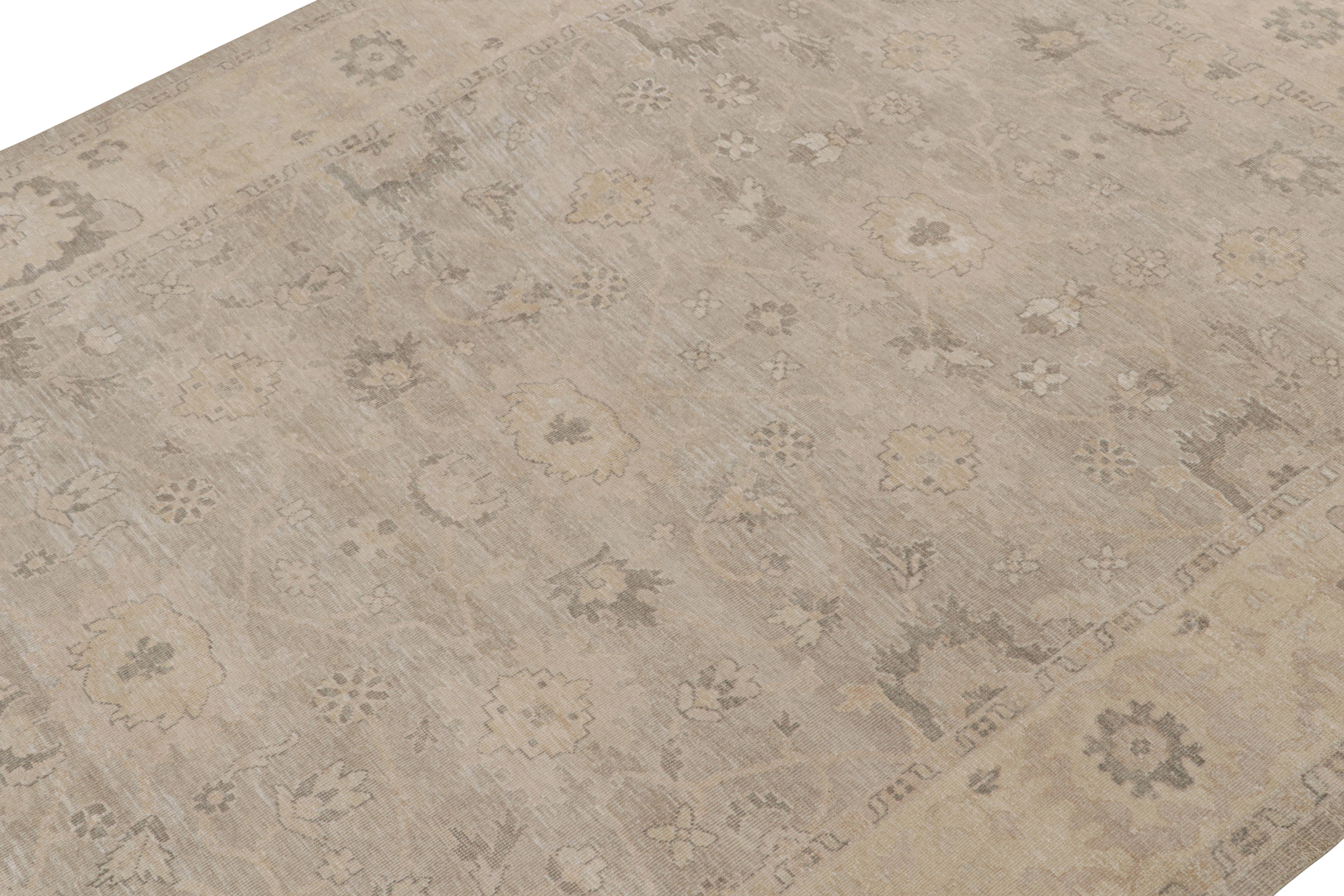 Noué à la main Tapis Oushak de Rug & Kilim à motifs floraux gris et beige en vente