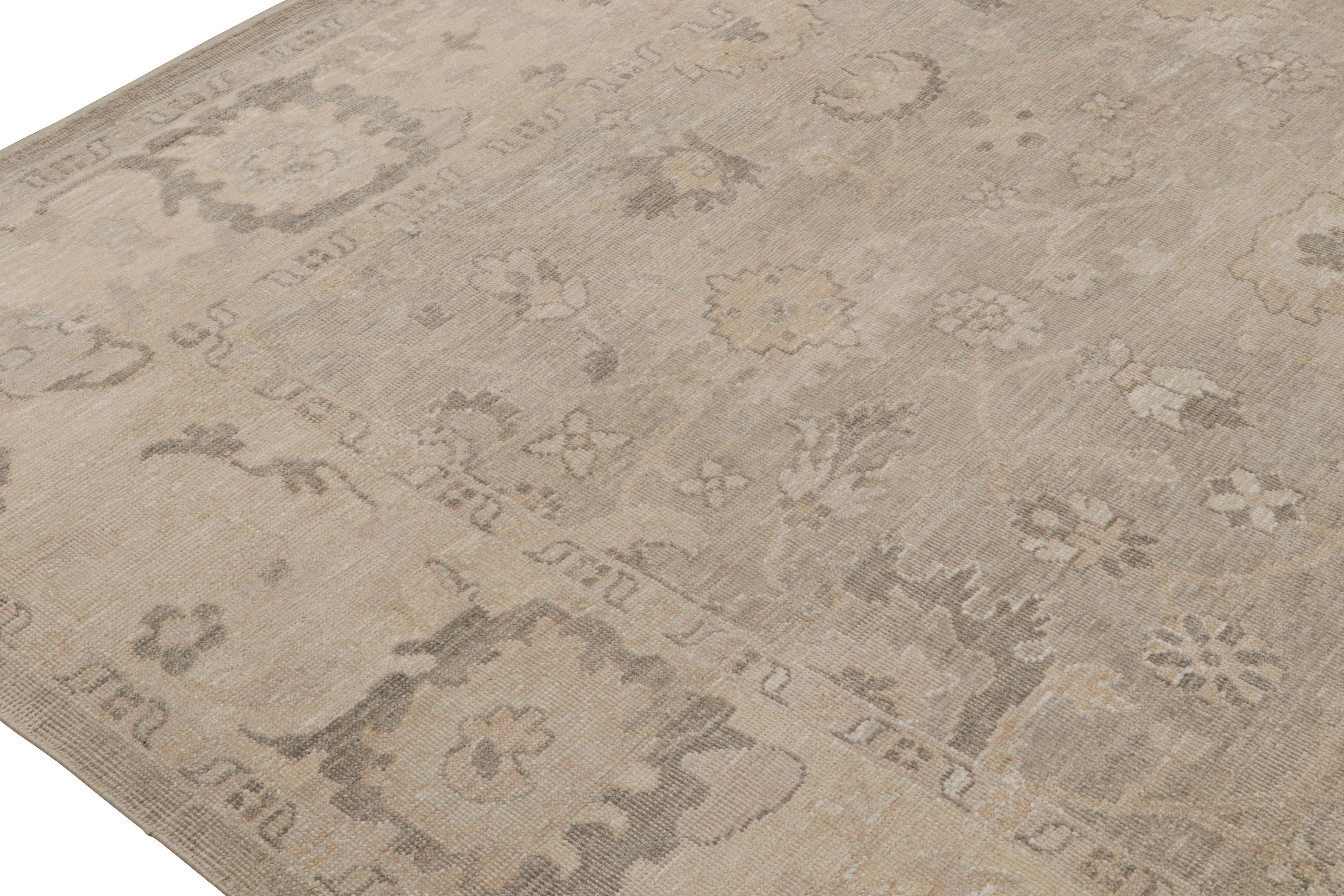 Tapis Oushak de Rug & Kilim à motifs floraux gris et beige Neuf - En vente à Long Island City, NY