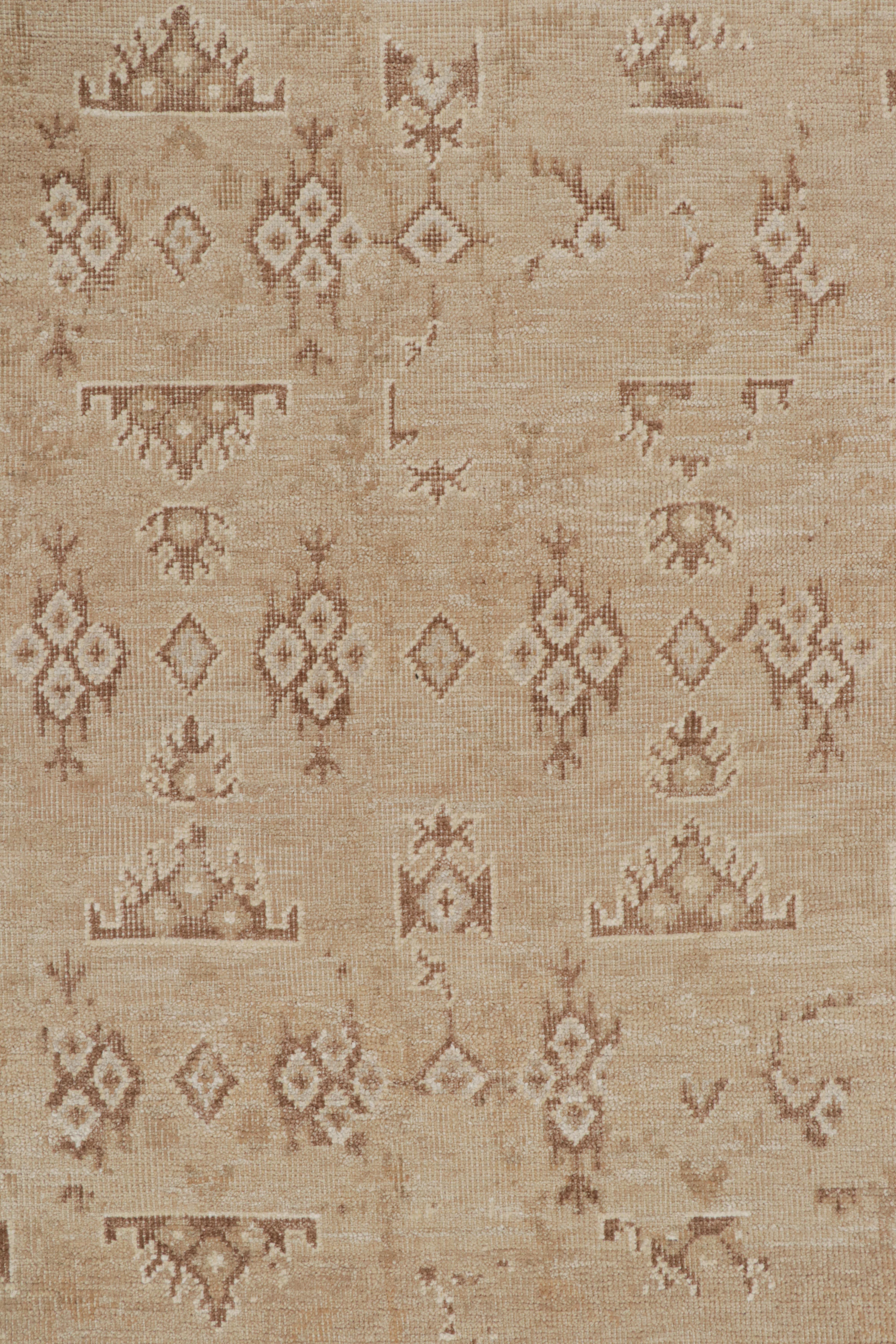 Oushak-Teppich von Rug & Kilim mit Blumenmustern in Grau und Beige (21. Jahrhundert und zeitgenössisch) im Angebot