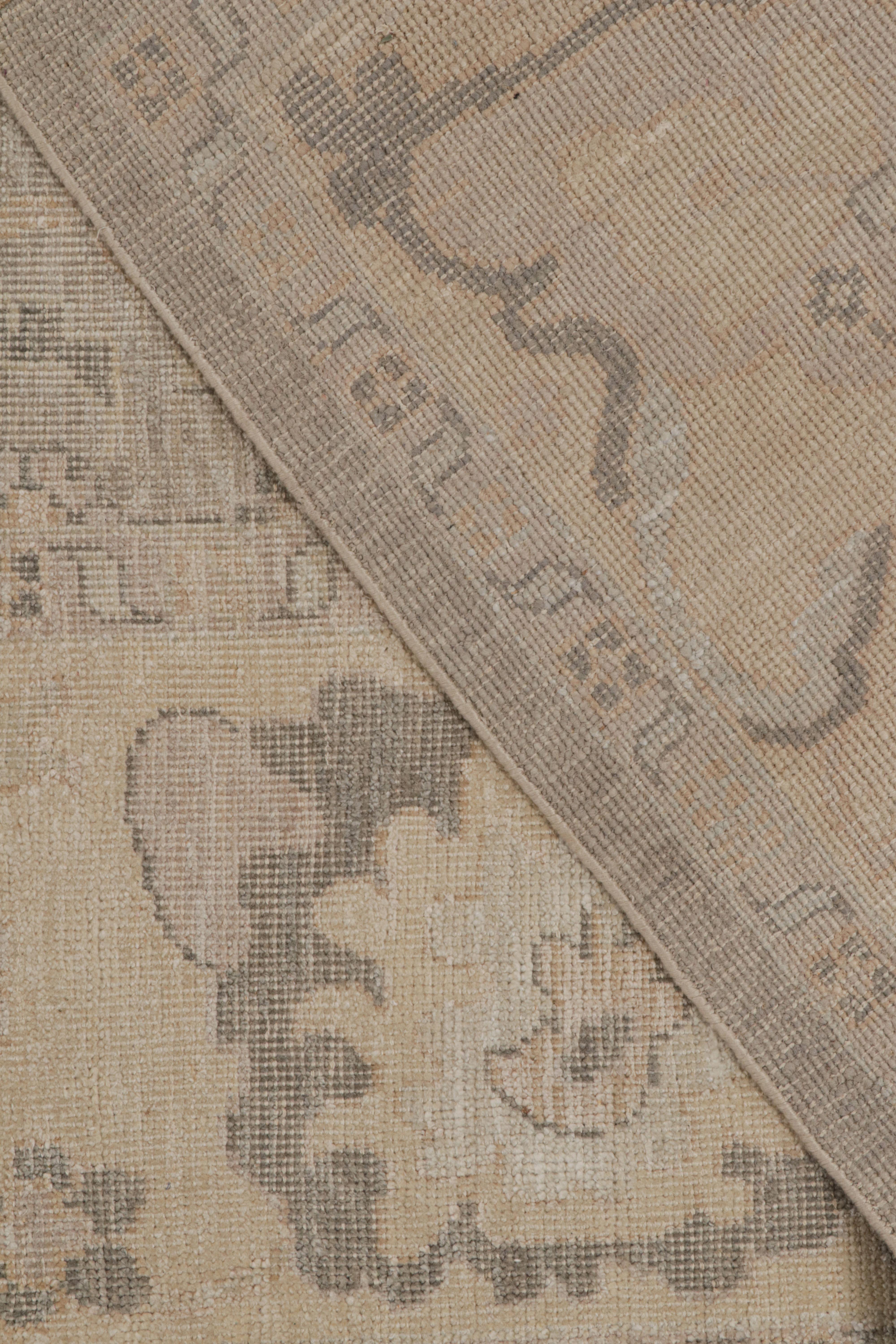 Soie Tapis Oushak de Rug & Kilim à motifs floraux gris et beige en vente