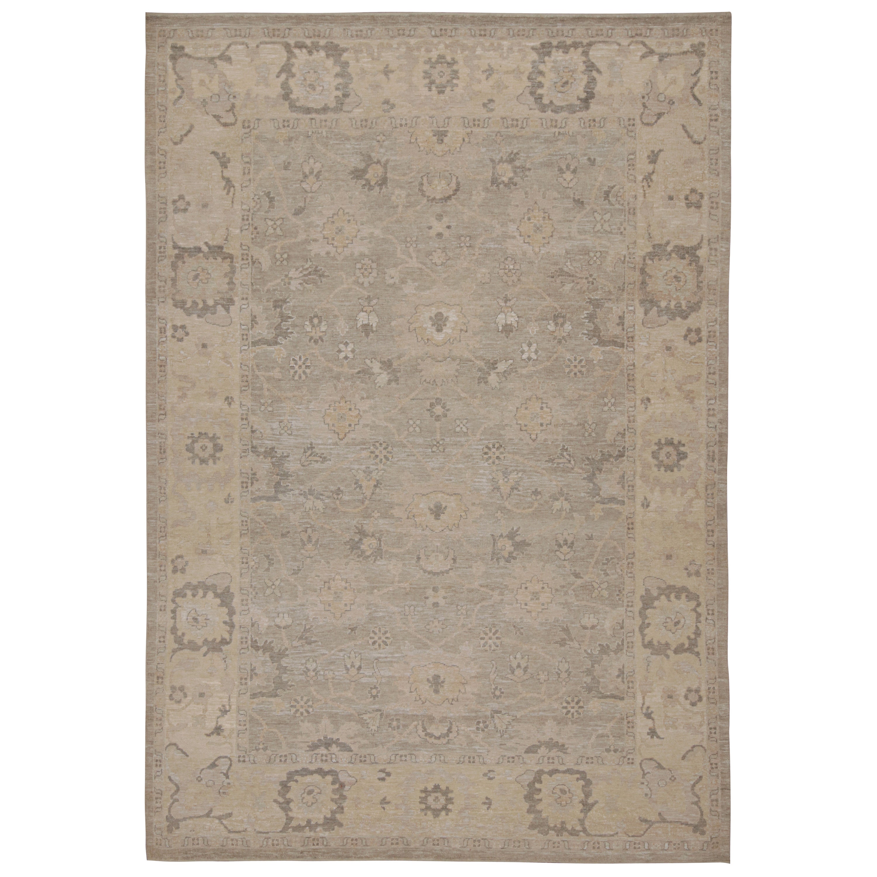 Alfombra estilo Oushak de Rug & Kilim con motivos florales en gris y beige en venta