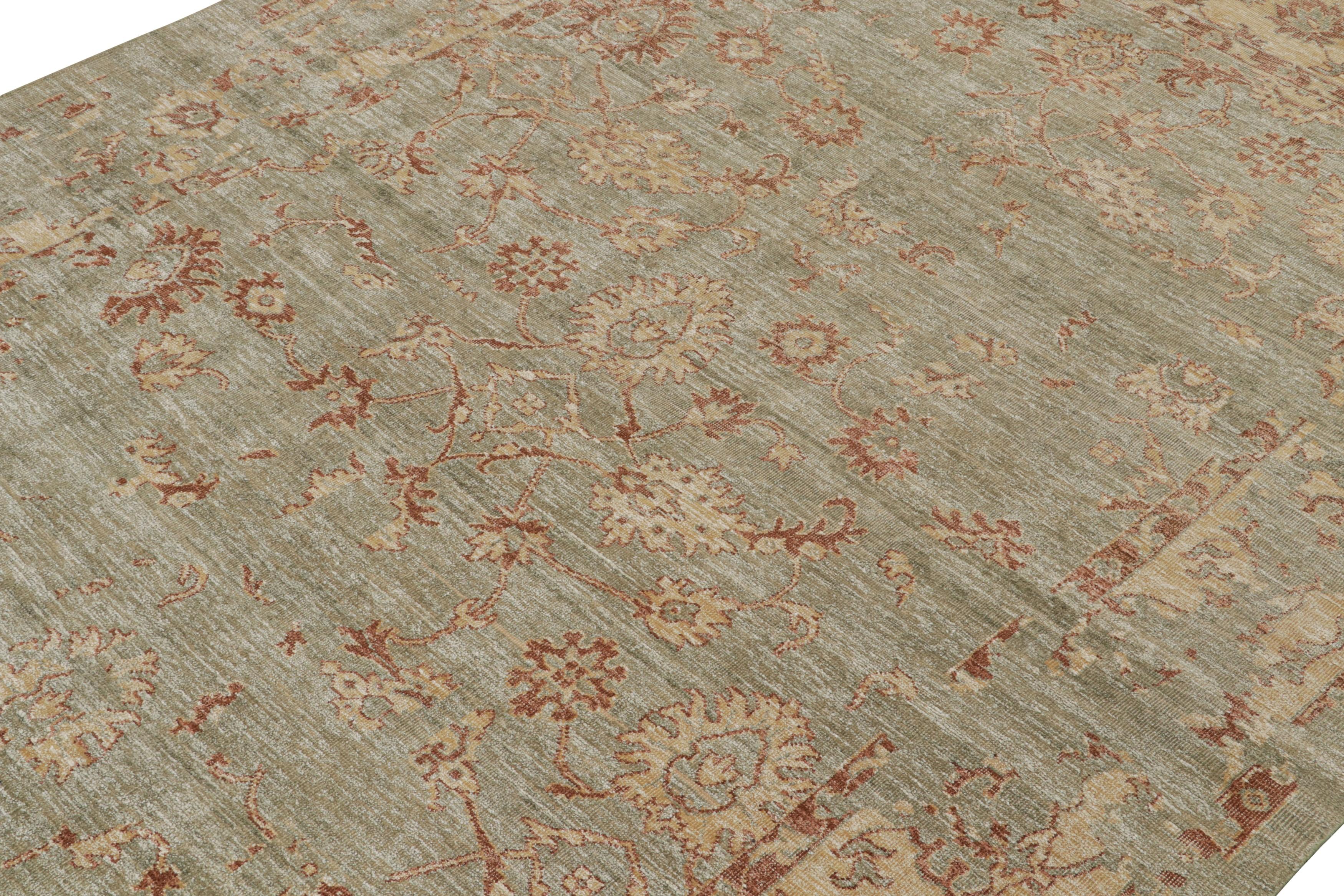 Noué à la main Rug & Kilim's Oushak Style Rug in Green with Gold and Rust Floral Patterns (tapis de style Oushak en vert avec des motifs floraux or et rouille) en vente