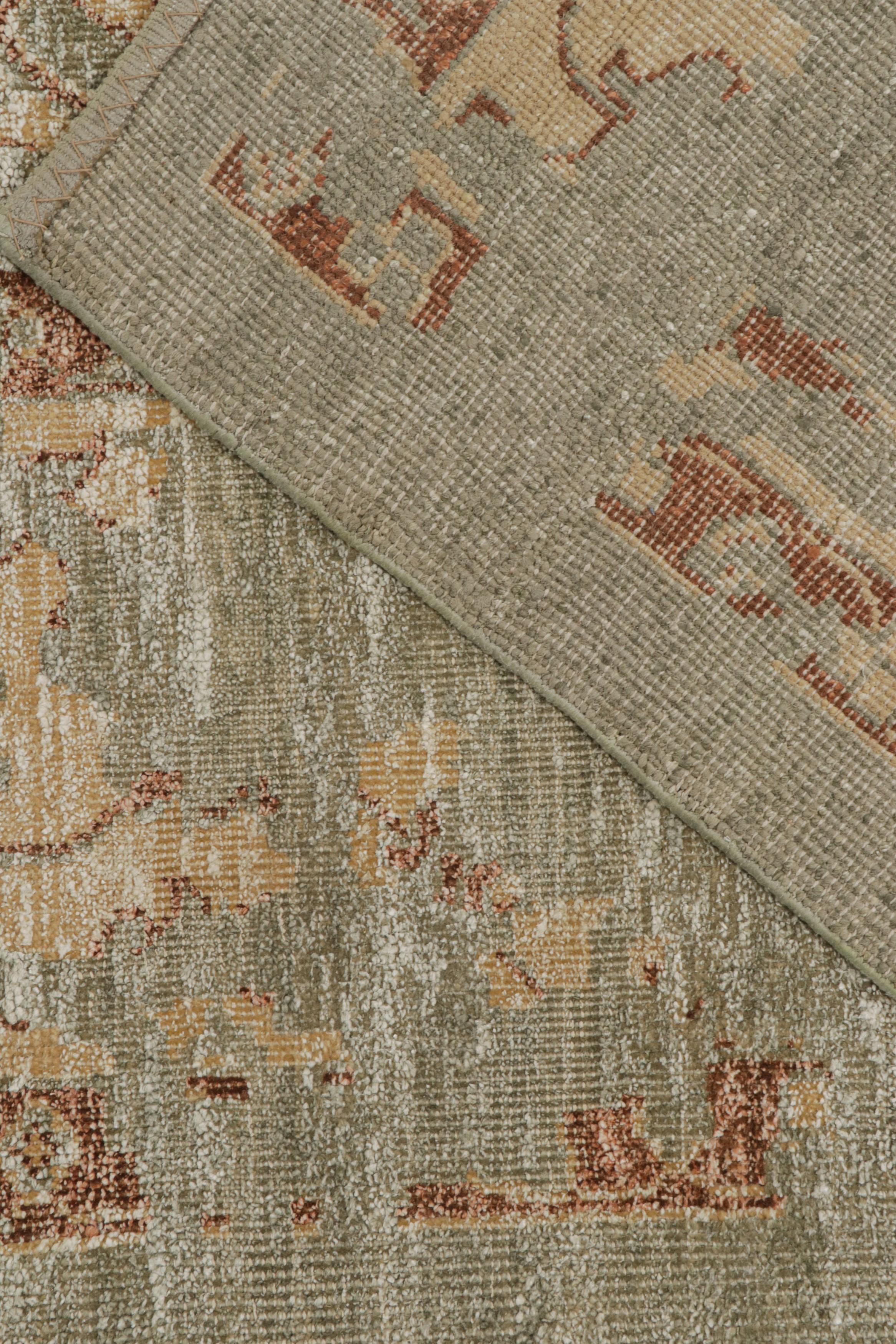 Soie Rug & Kilim's Oushak Style Rug in Green with Gold and Rust Floral Patterns (tapis de style Oushak en vert avec des motifs floraux or et rouille) en vente