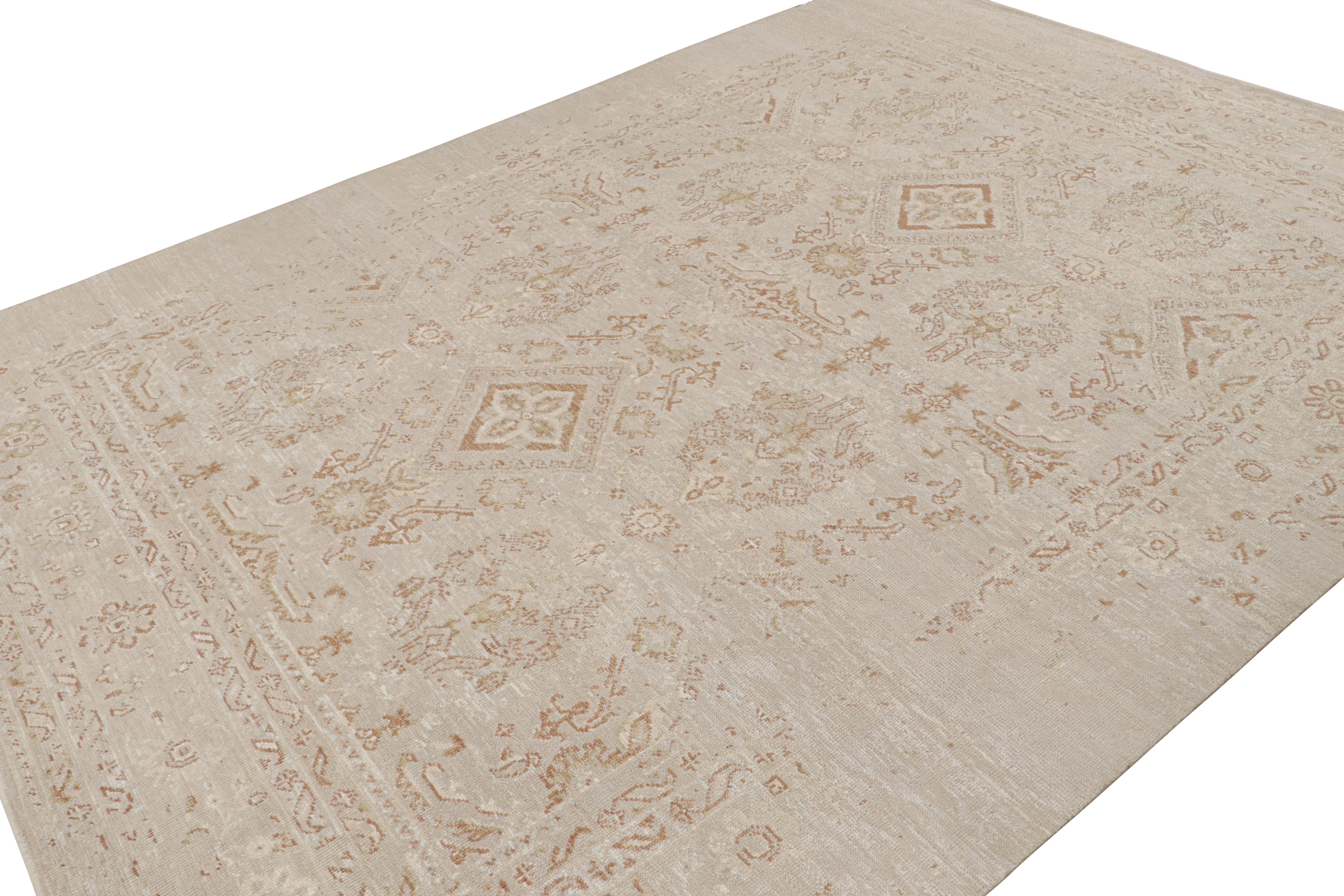 Dieser 9x12 große Teppich ist von antiken Oushak-Teppichen inspiriert - aus der neuen Modern Classics Collection'S von Rug & Kilim. Er ist aus Seide handgeknüpft und hat ein florales Muster in Grau und Braun.

Über das Design:

Diese neue Linie wird