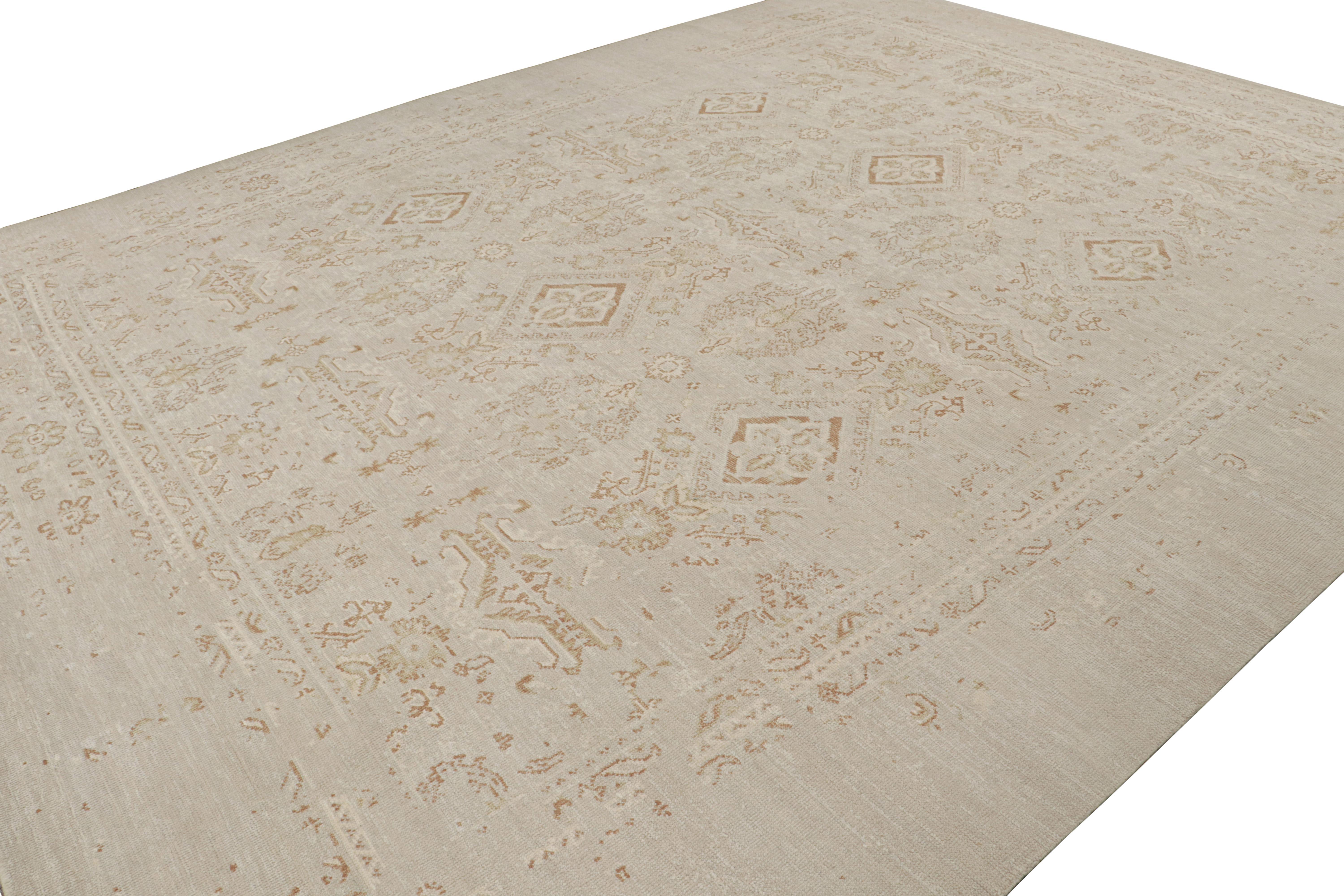 Dieser Teppich im Format 12x15 ist von antiken Oushak-Teppichen inspiriert - aus einer neuen Modern Classics Collection'S von Rug & Kilim. Er ist aus Seide handgeknüpft und zeigt ein florales Muster in Grau und Braun.

Über das Design:

Diese neue