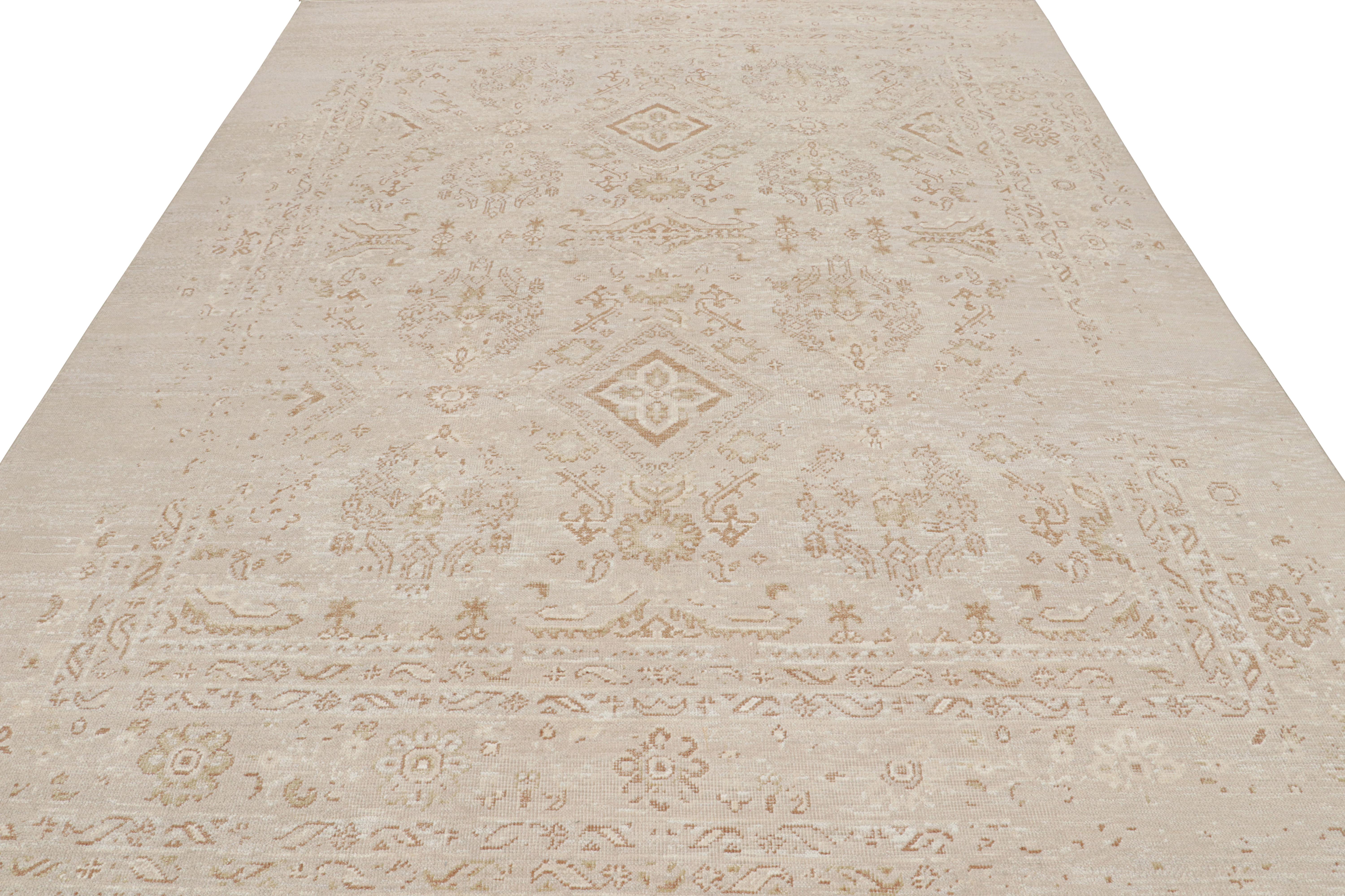 Rug & Kilim's Oushak-Teppich in Greige & Brown mit Blumenmustern (Indisch) im Angebot