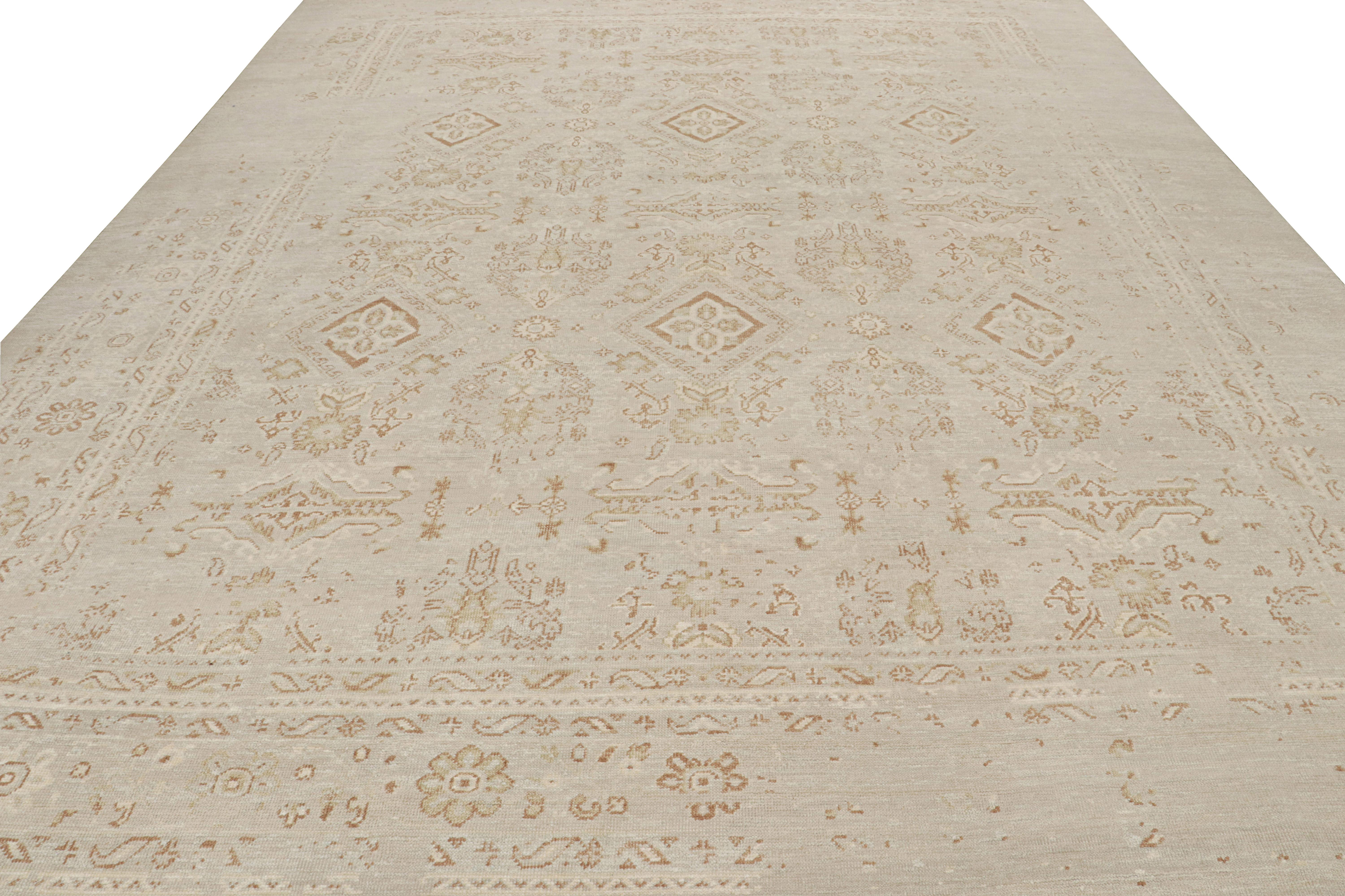 Rug & Kilim's Oushak-Teppich in Greige & Brown mit Blumenmustern (Indisch) im Angebot