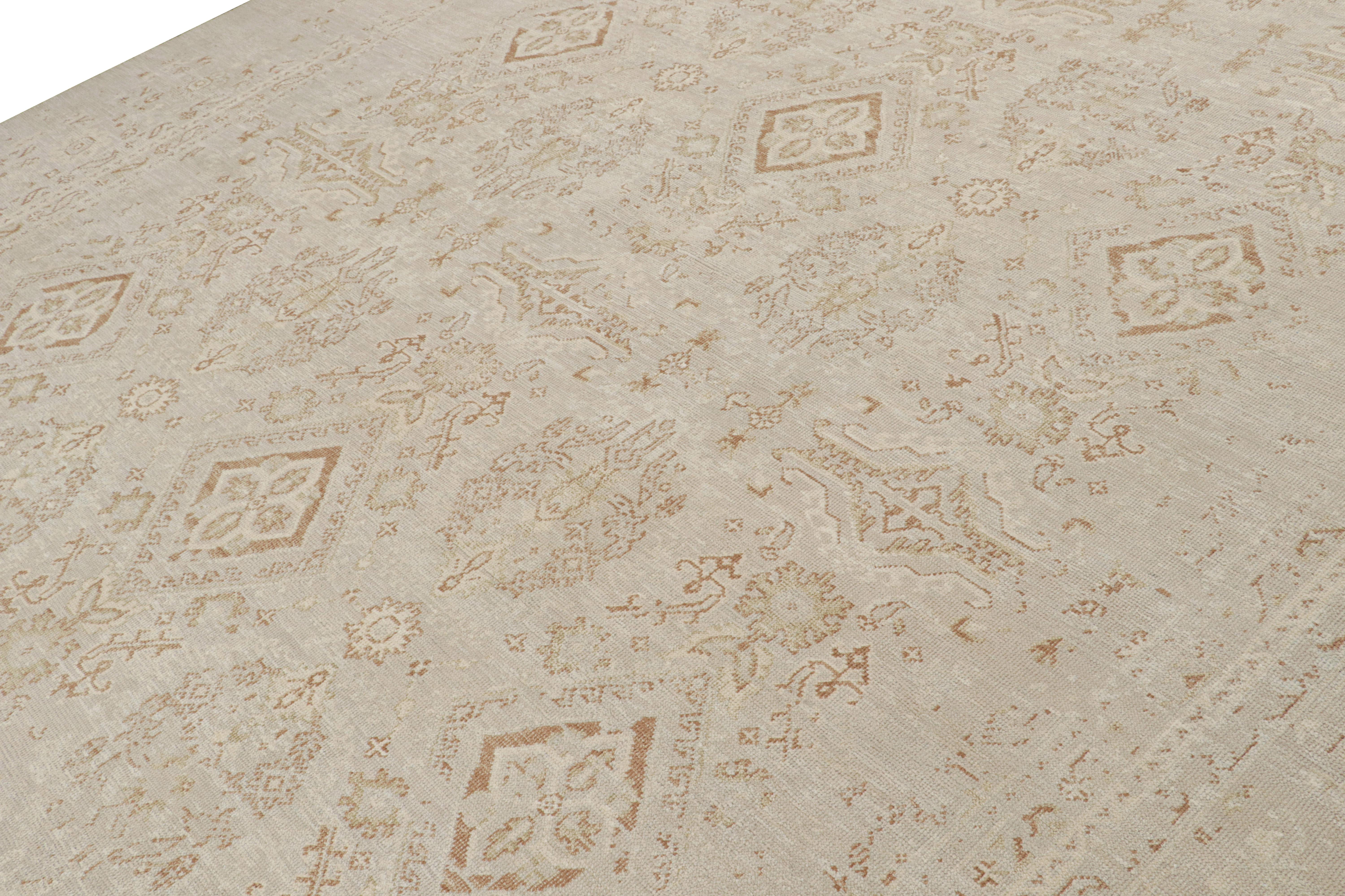 Rug & Kilim's Oushak-Teppich in Greige & Brown mit Blumenmustern (Handgeknüpft) im Angebot