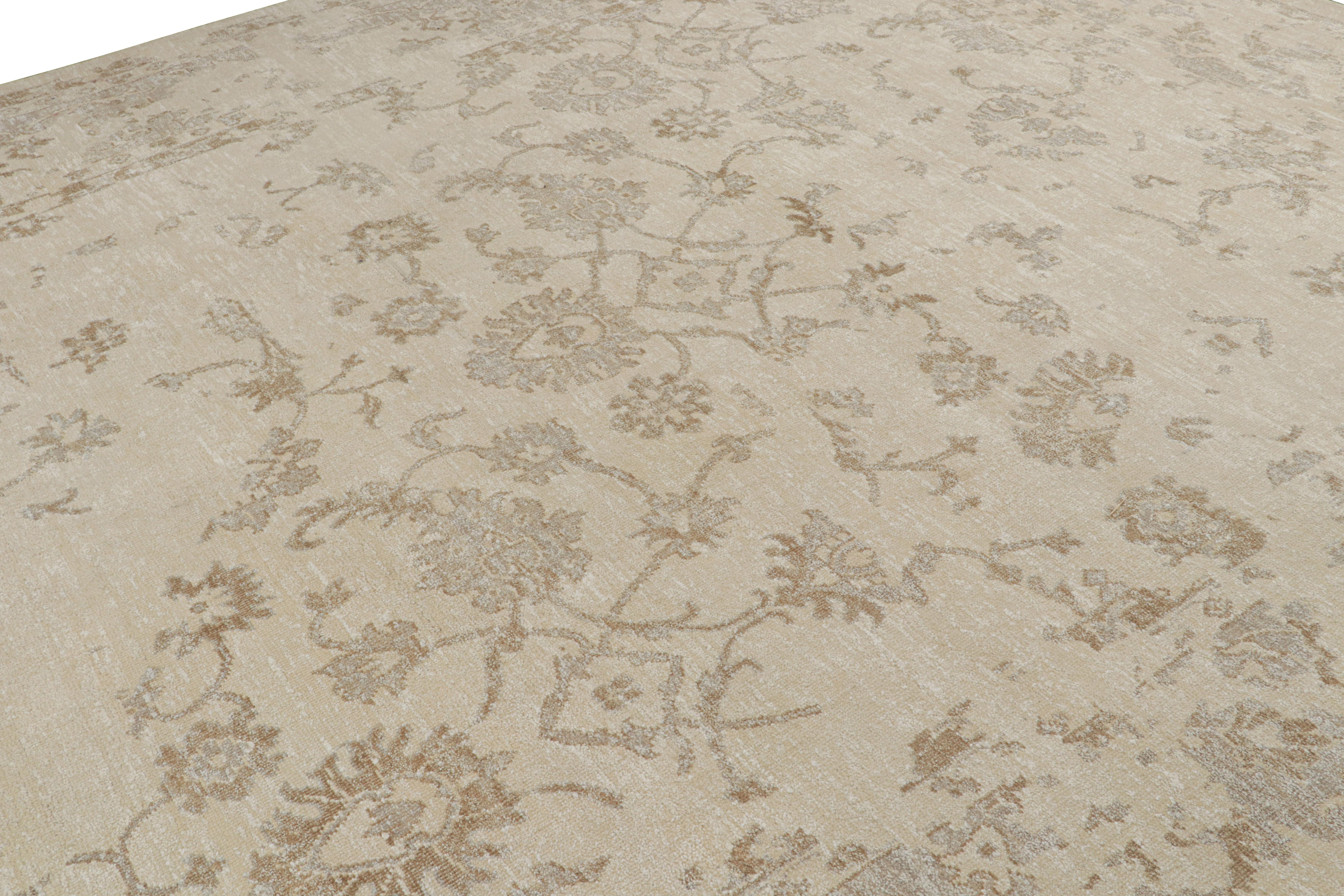 Rug & Kilim's Oushak-Teppich in Greige & Brown mit Blumenmustern im Zustand „Neu“ im Angebot in Long Island City, NY