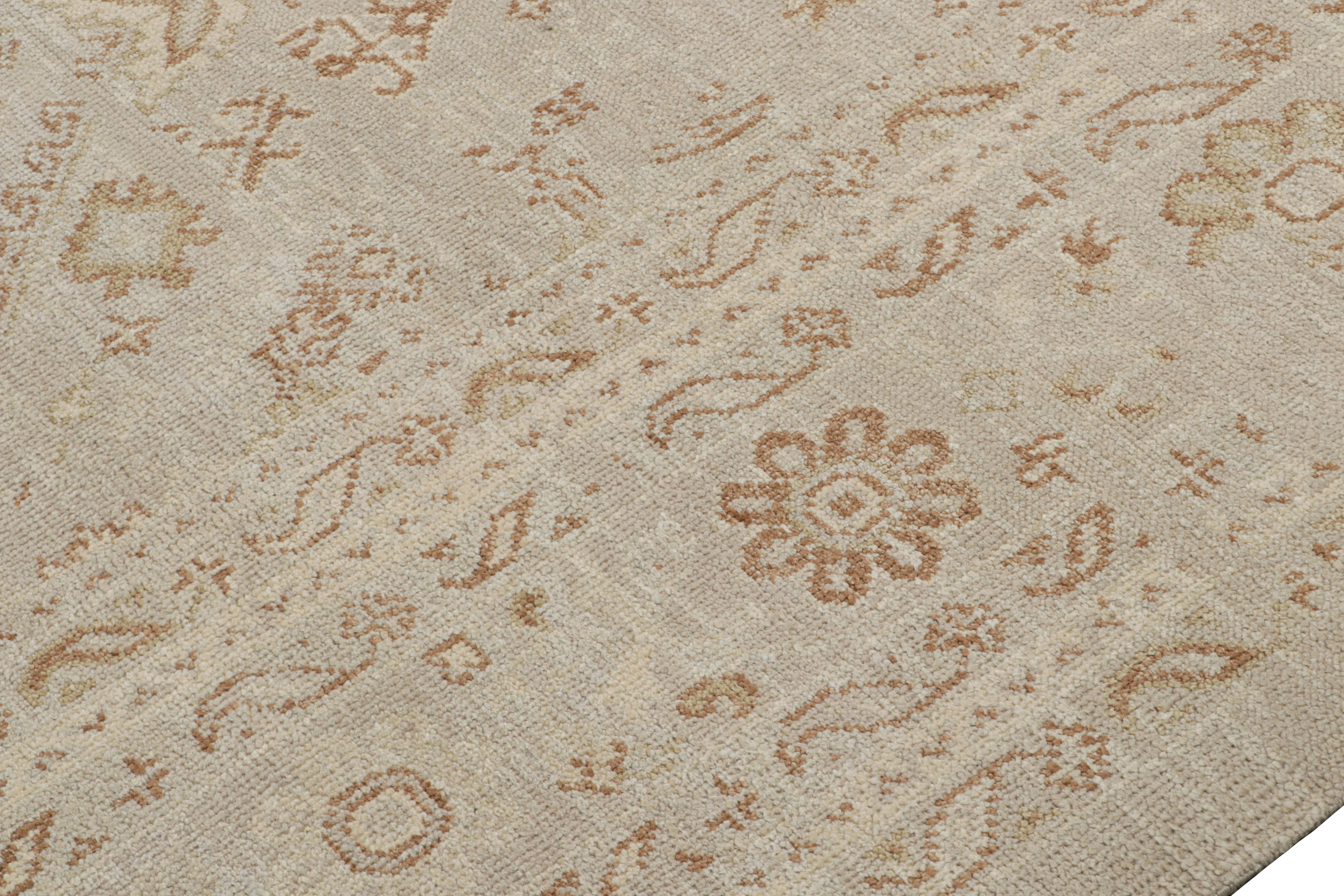 Rug & Kilim's Oushak-Teppich in Greige & Brown mit Blumenmustern im Zustand „Neu“ im Angebot in Long Island City, NY