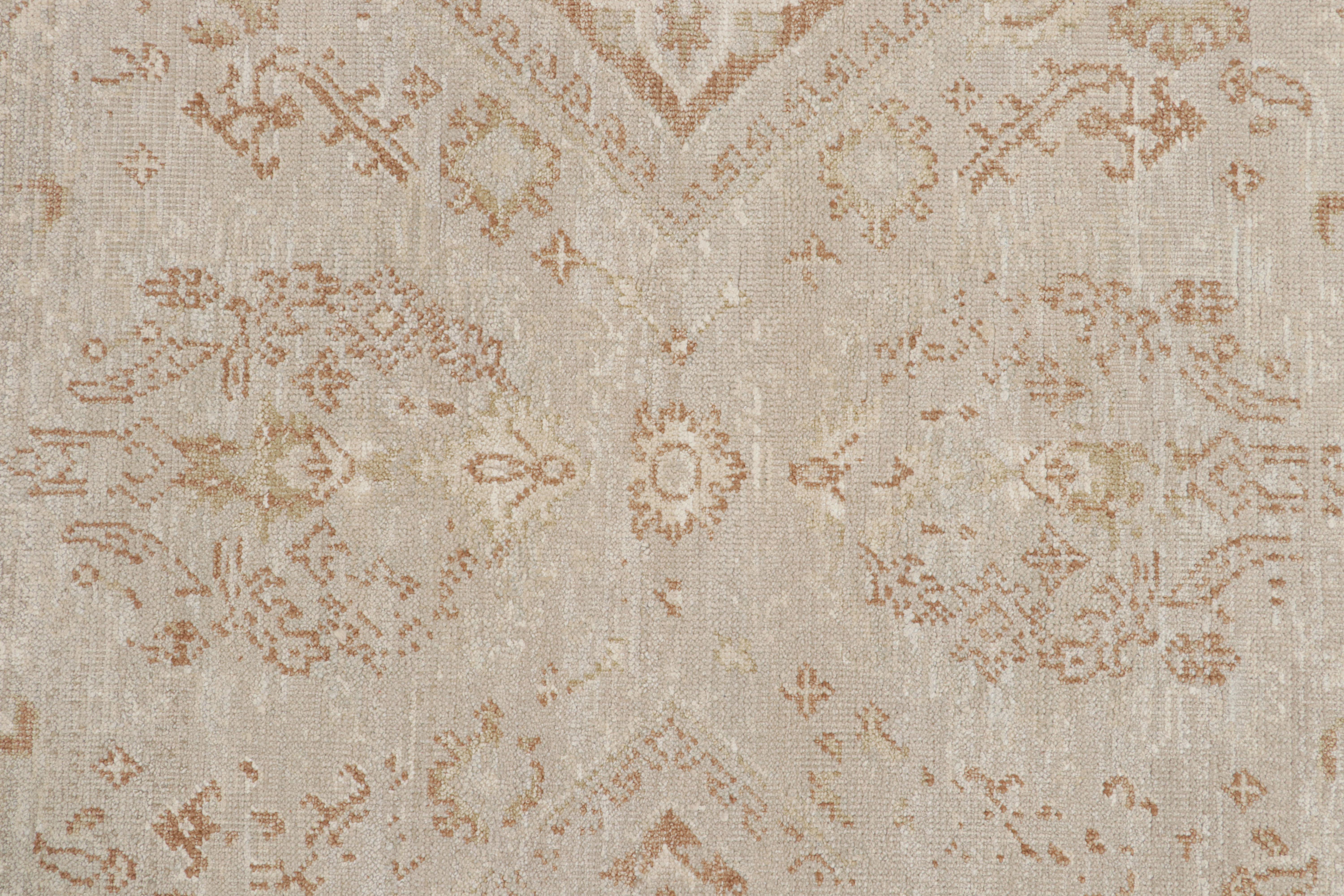 Rug & Kilim's Oushak-Teppich in Greige & Brown mit Blumenmustern (21. Jahrhundert und zeitgenössisch) im Angebot
