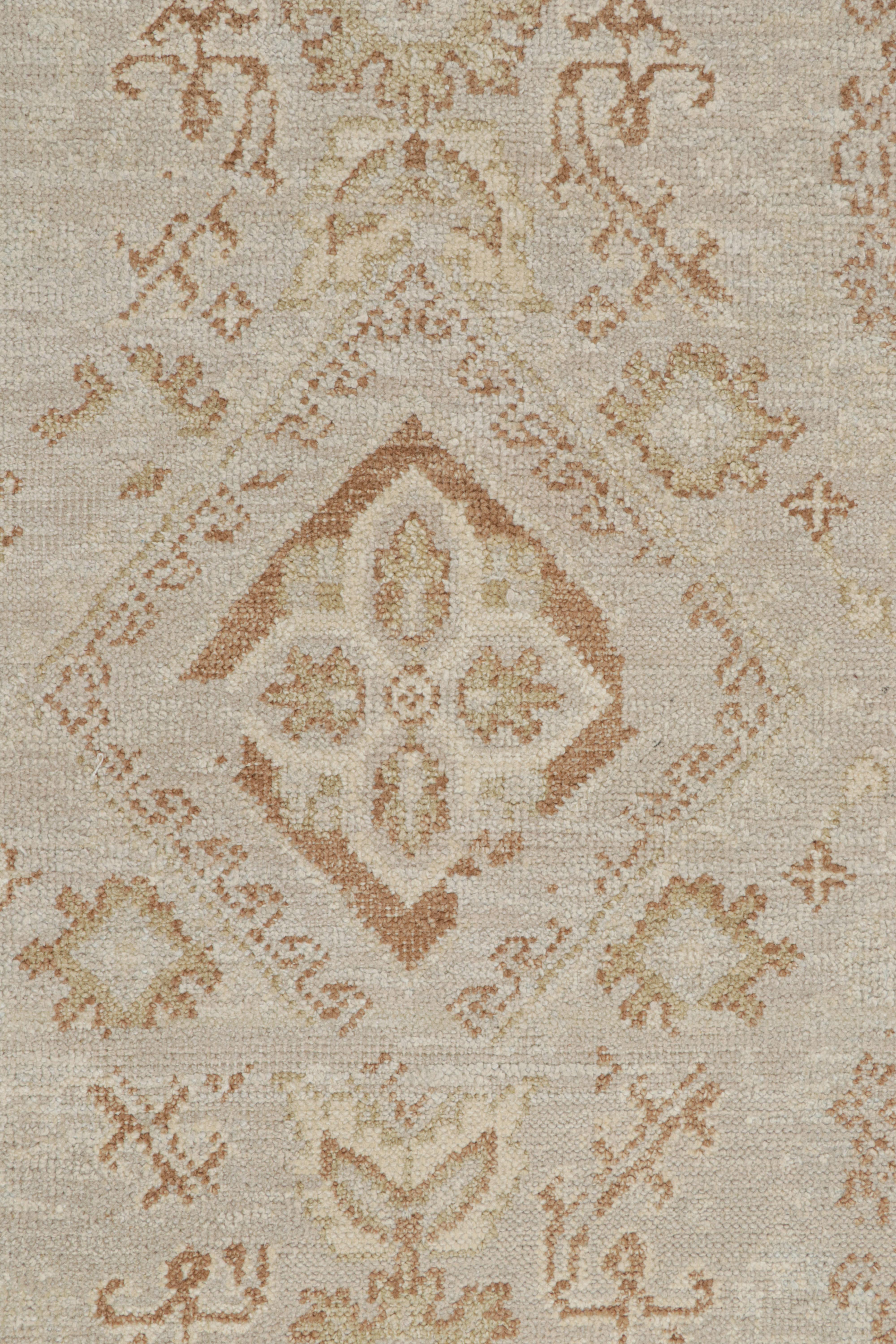 Rug & Kilim's Oushak-Teppich in Greige & Brown mit Blumenmustern (21. Jahrhundert und zeitgenössisch) im Angebot