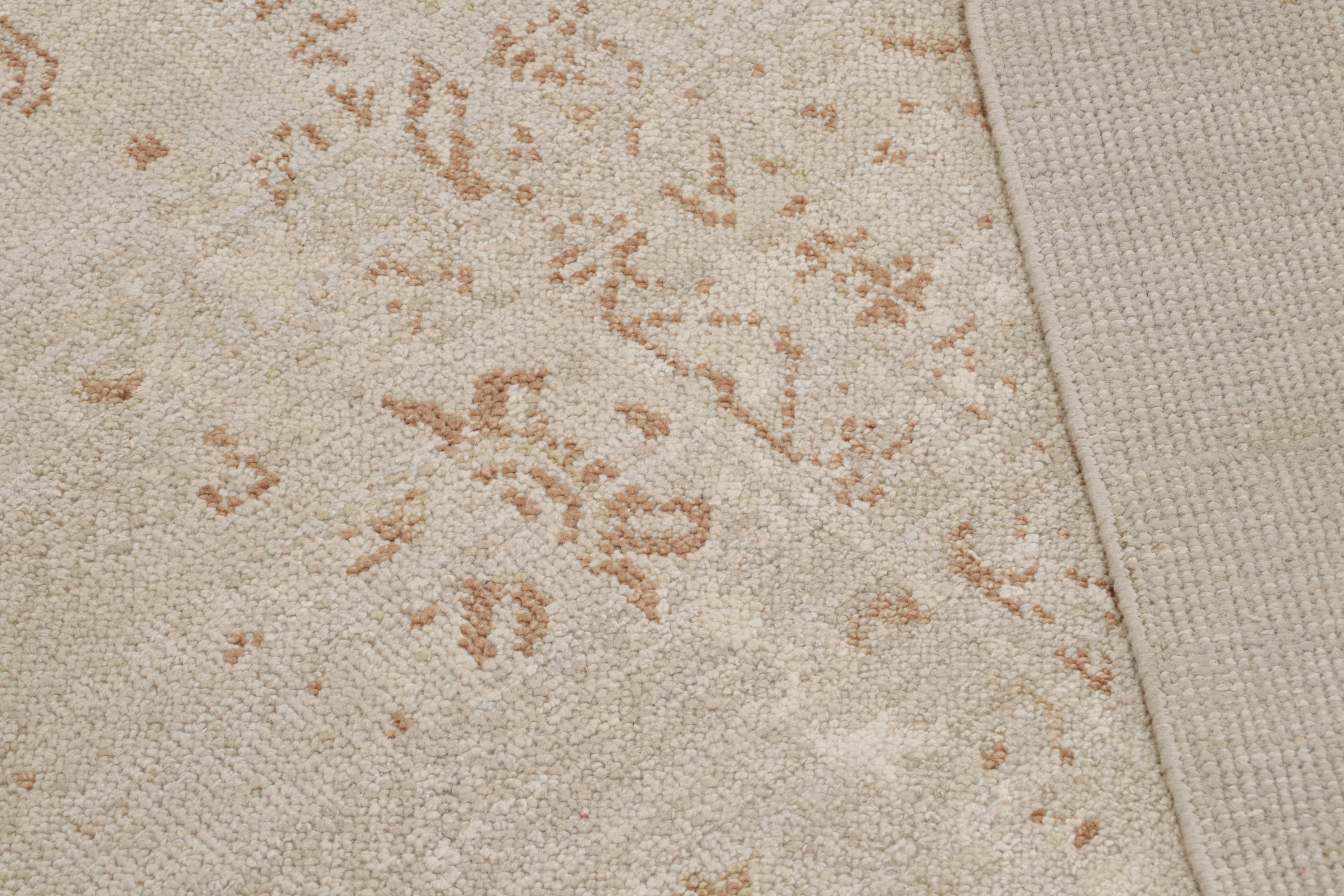 Rug & Kilim's Oushak-Teppich in Greige & Brown mit Blumenmustern (Seide) im Angebot