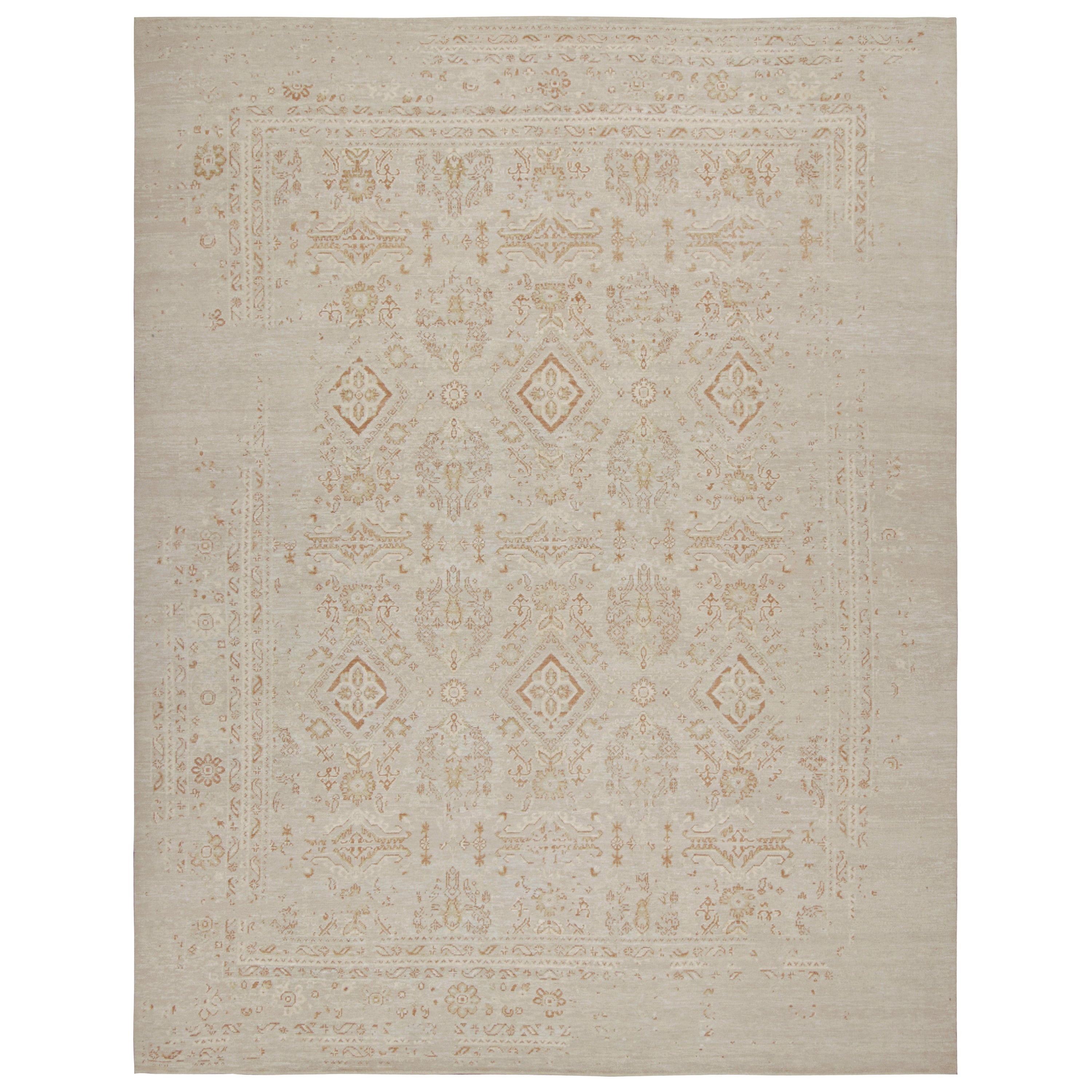 Rug & Kilim's Oushak-Teppich in Greige & Brown mit Blumenmustern
