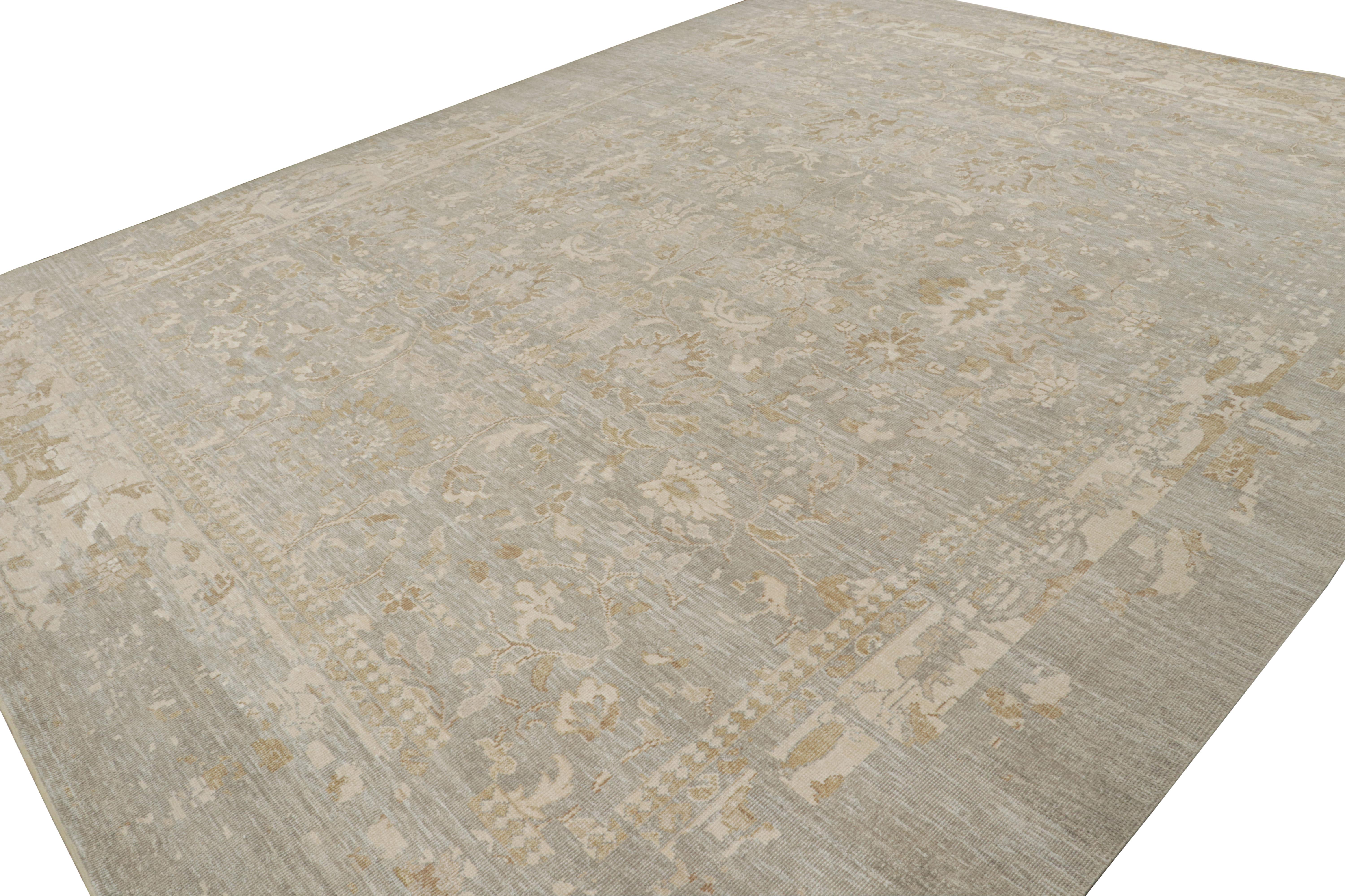 Dieser Teppich im Format 12x15 ist von antiken Oushak-Teppichen inspiriert - aus einer neuen Modern Classics Collection'S von Rug & Kilim. Er ist aus Seide handgeknüpft und hat ein graues und beige-braunes Blumenmuster.

Über das Design:

Diese neue