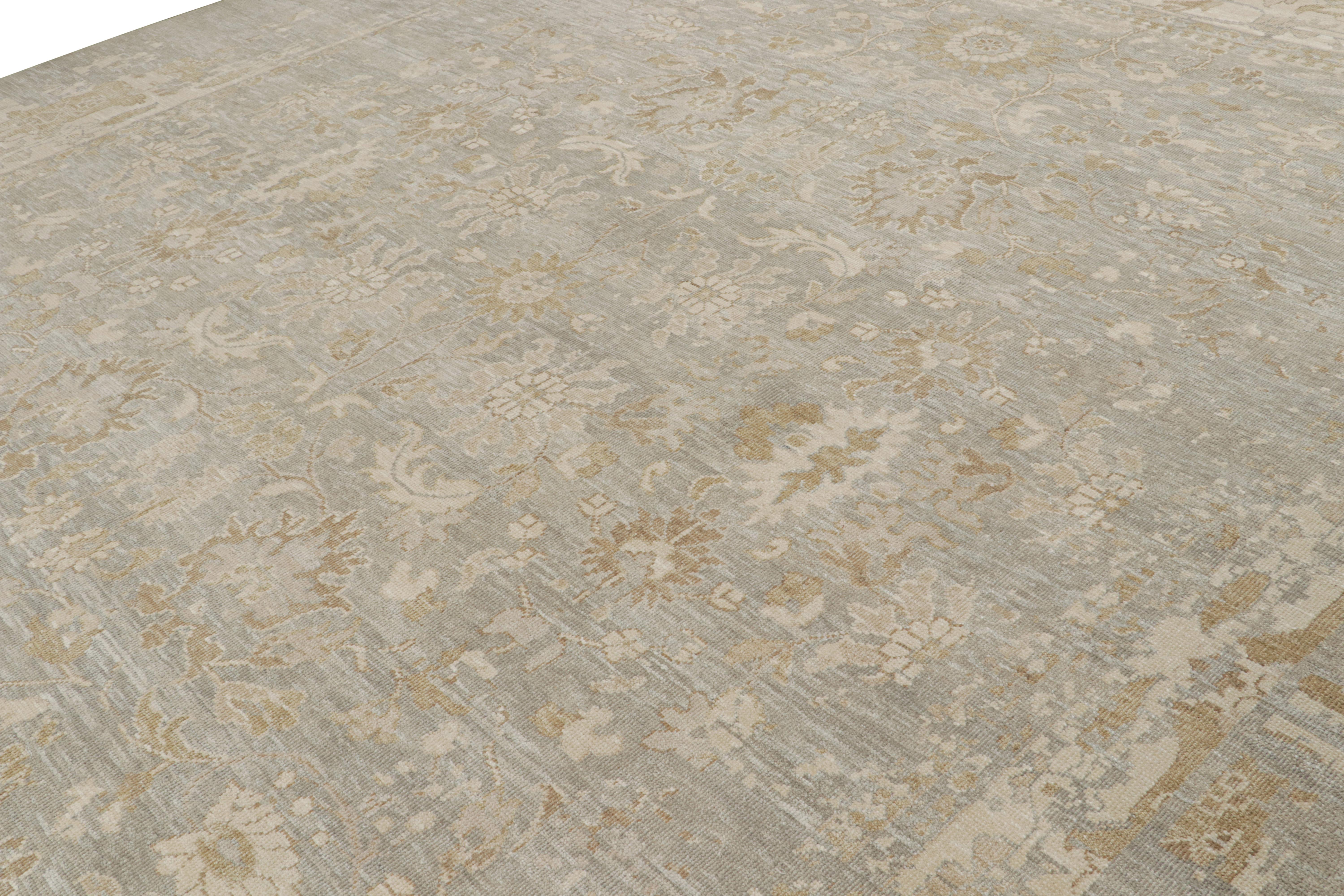 Annodato a mano Tappeto Rug & Kilim in stile Oushak con motivi floreali grigi e beige-marroni in vendita