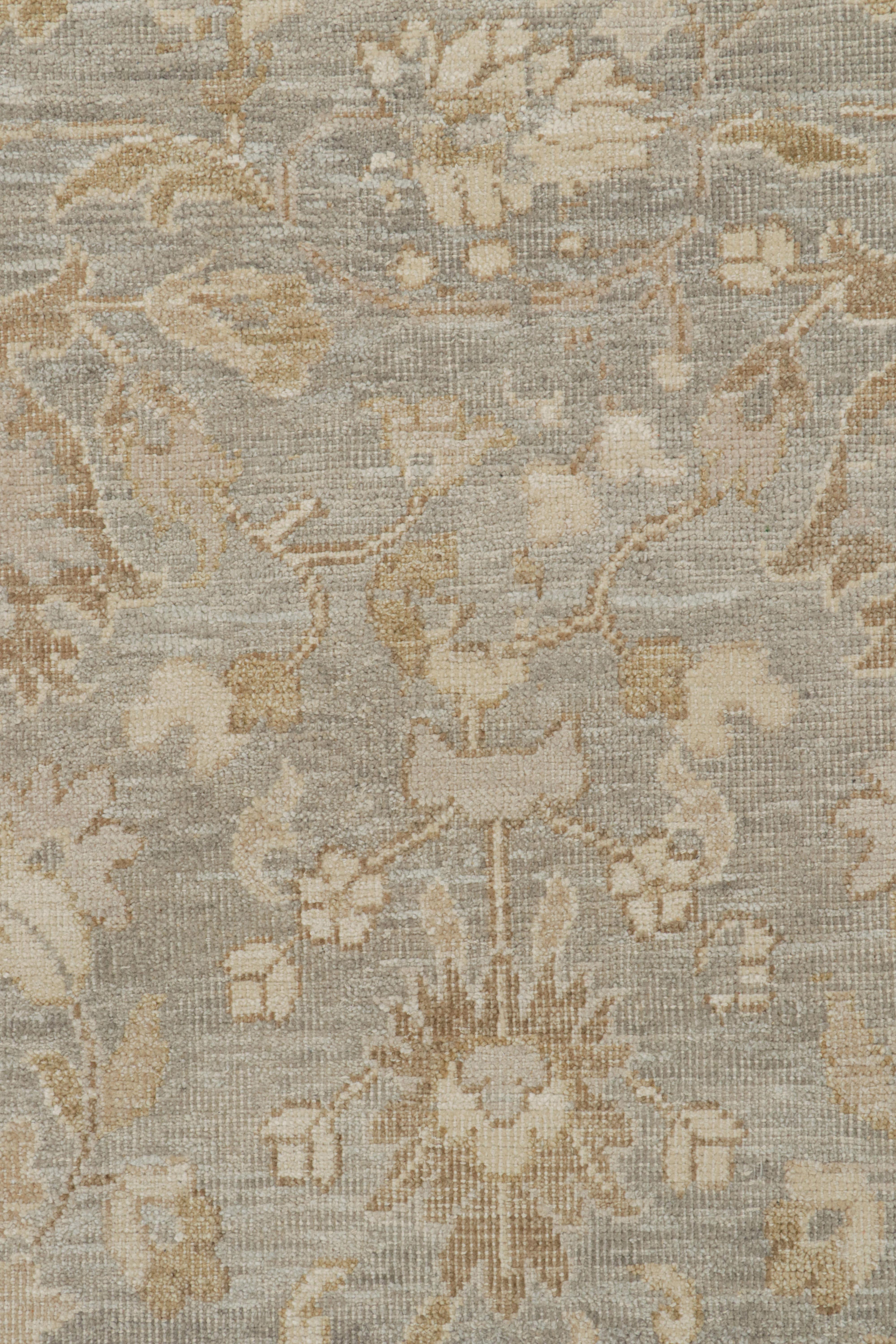 XXI secolo e contemporaneo Tappeto Rug & Kilim in stile Oushak con motivi floreali grigi e beige-marroni in vendita