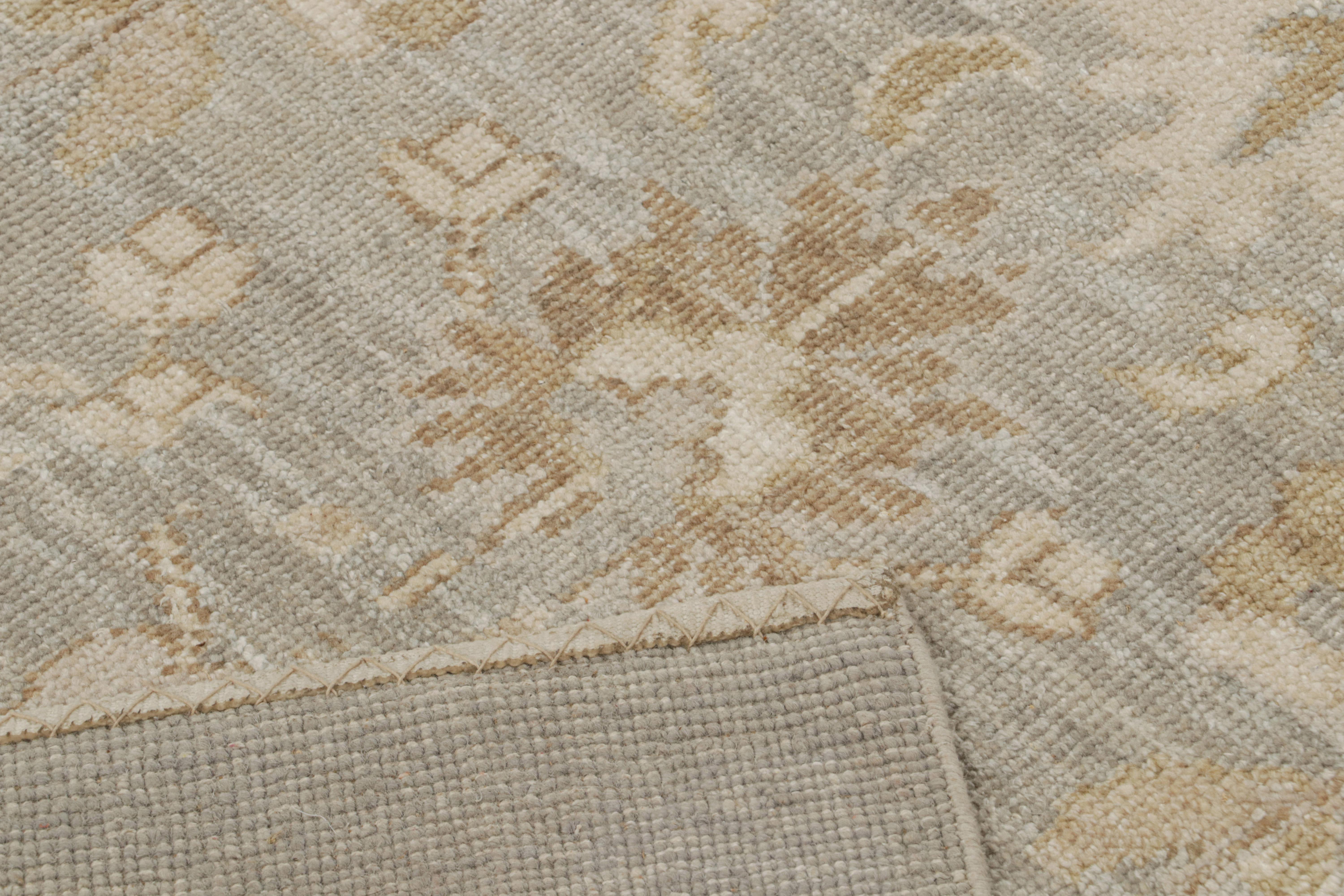Rug & Kilim's Oushak-Teppich in Grau und Braun-Braun mit Blumenmustern (Seide) im Angebot