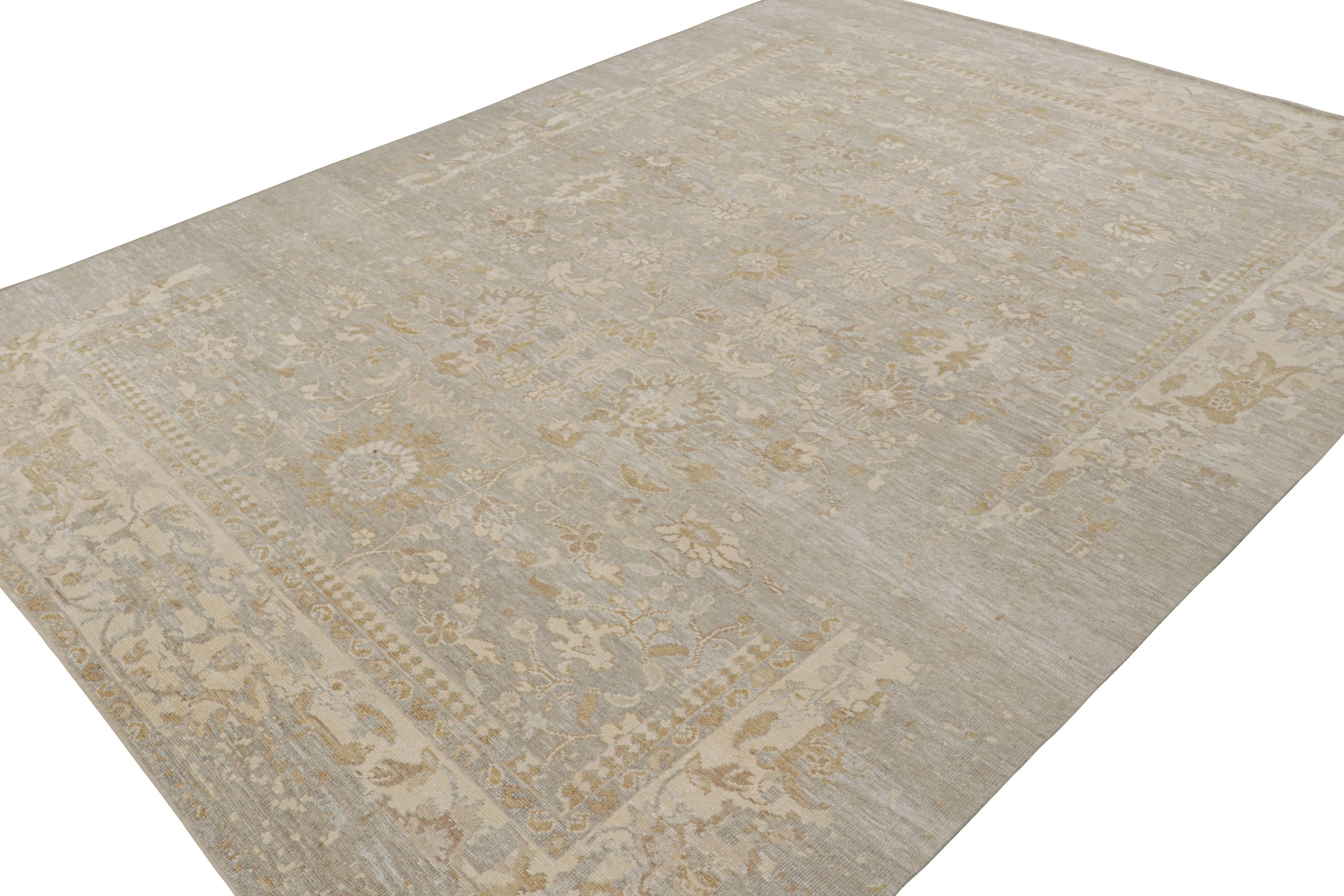 Ce tapis 10x14 de la Collection Modern Classics de Rug & Kilim est issu d'une nouvelle ligne inspirée des anciens tapis Oushak. Noué à la main en laine et en soie sari, il présente des motifs floraux beiges, or et gris.  

Sur le Design : 

Le tapis