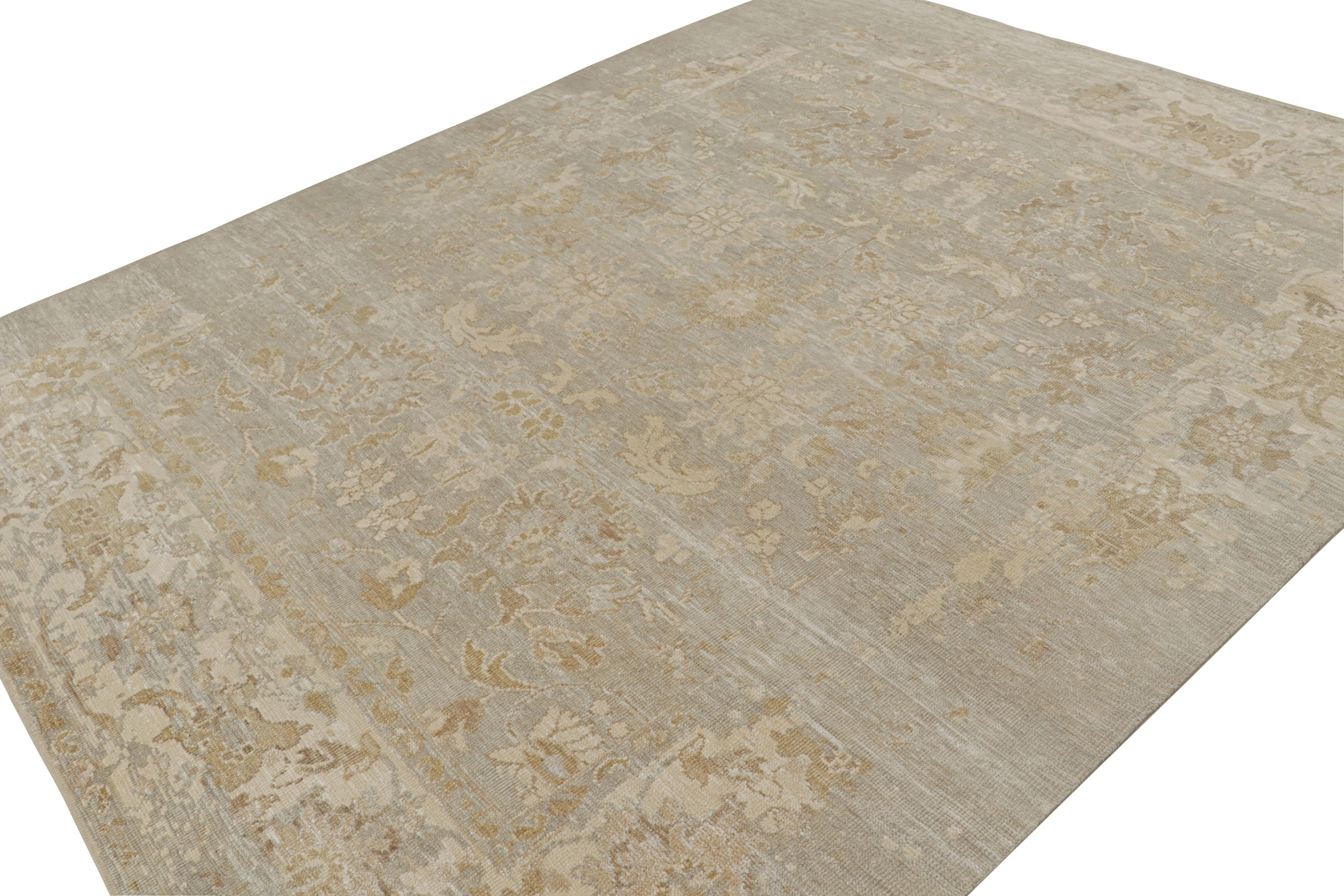 Ce tapis 7x10 de la Collection Modern Classics de Rug & Kilim est issu d'une nouvelle ligne inspirée des anciens tapis Oushak. Noué à la main en laine et en soie sari, il présente des motifs floraux beiges, or et gris.  

Sur le Design : 

Le tapis
