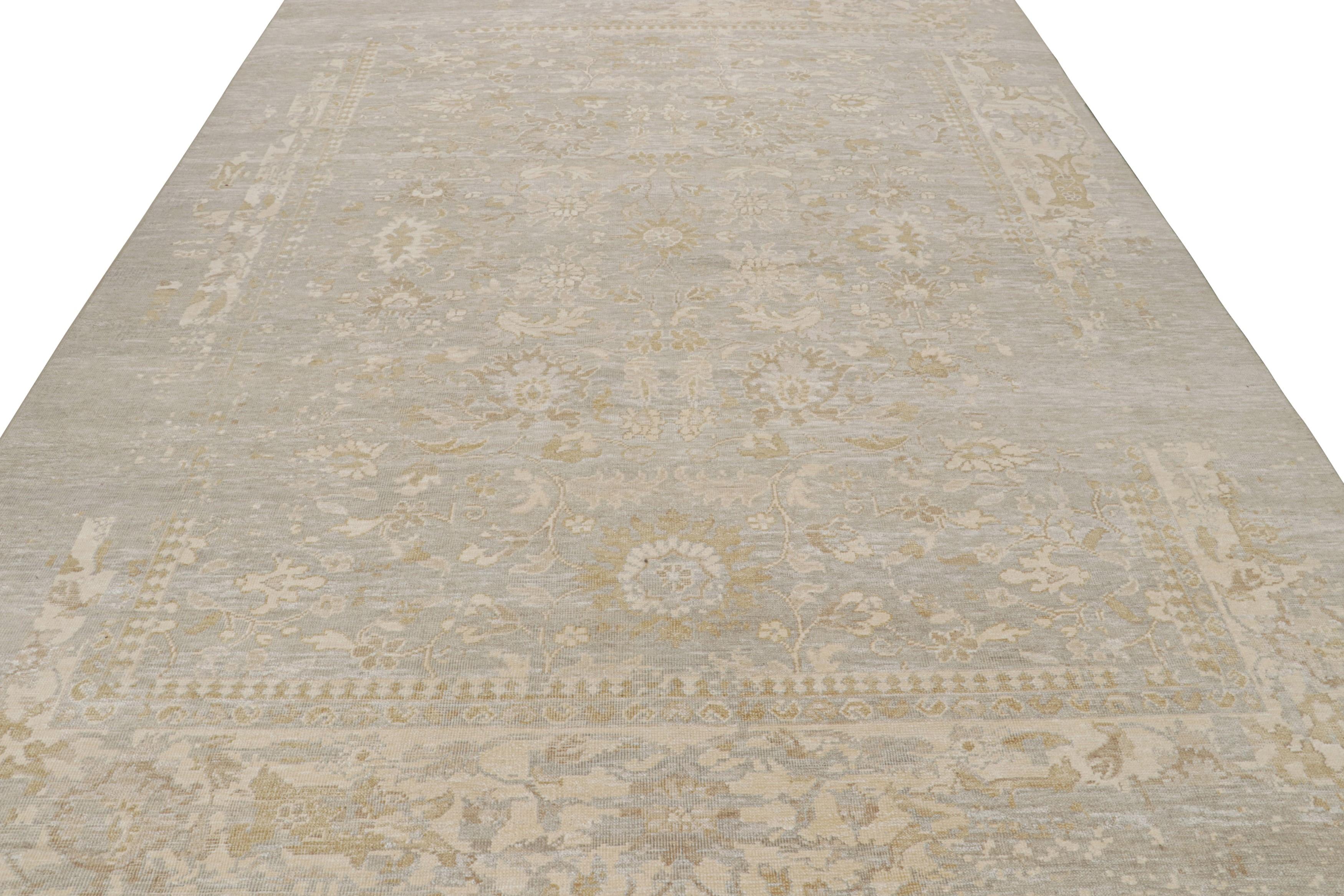 Rug & Kilim's Oushak Style Teppich in Grau, Beige und Gold mit Blumenmustern (Indisch) im Angebot