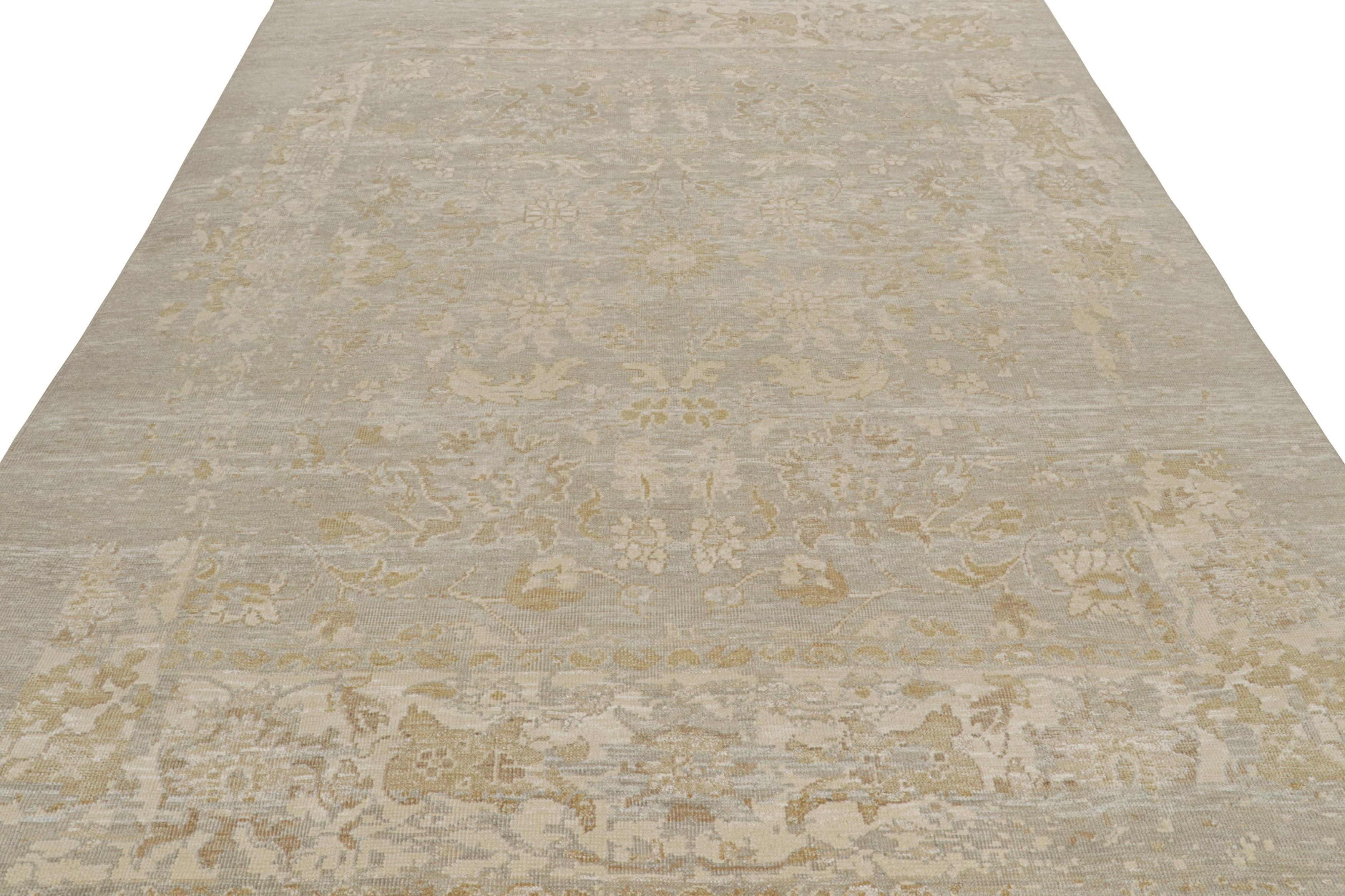 Alfombra estilo Oushak de Rug & Kilim con estampado floral gris, beige y dorado Indio en venta