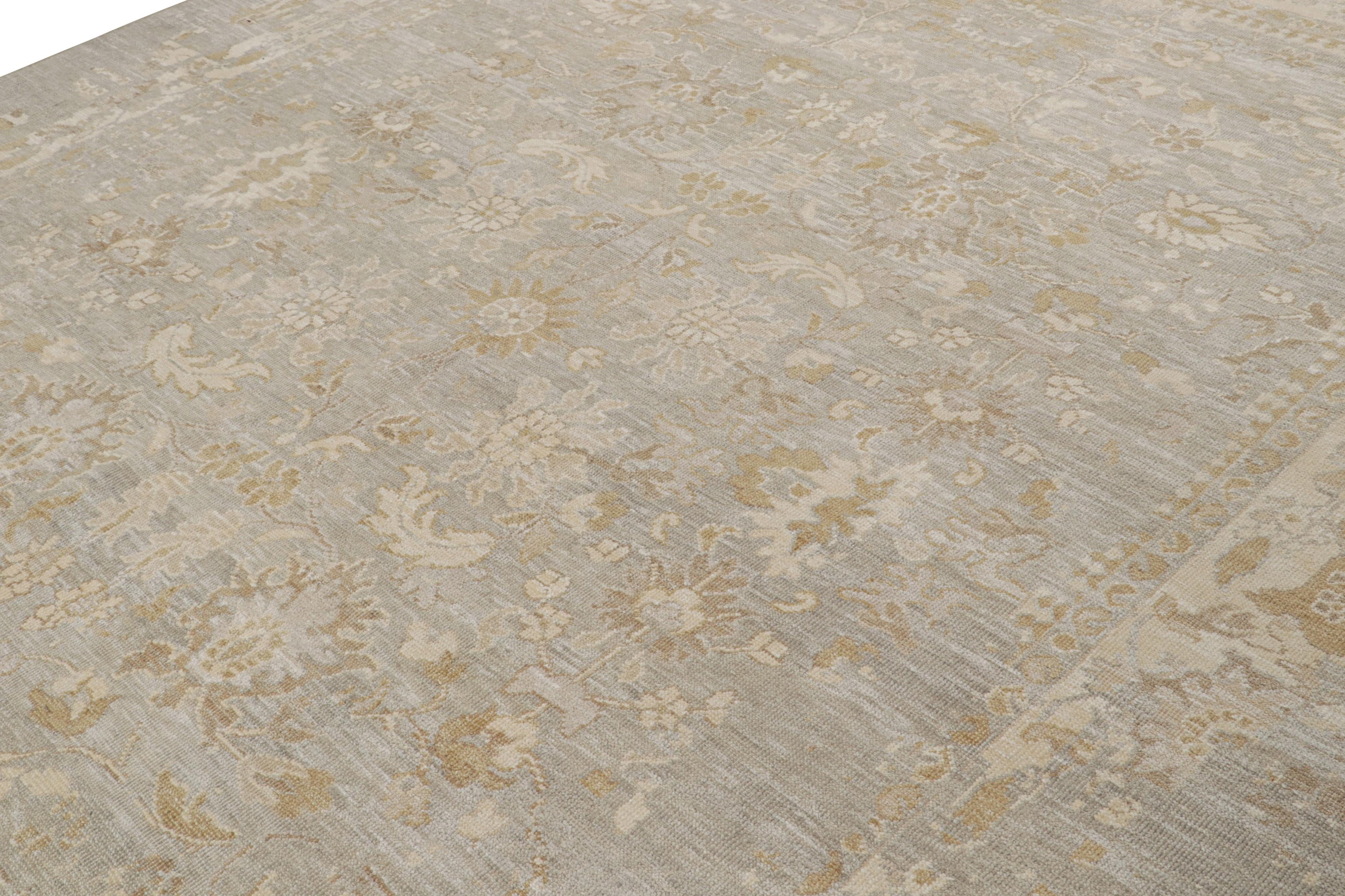 Noué à la main Tapis Oushak de Rug & Kilim à motifs floraux gris, beige et or en vente