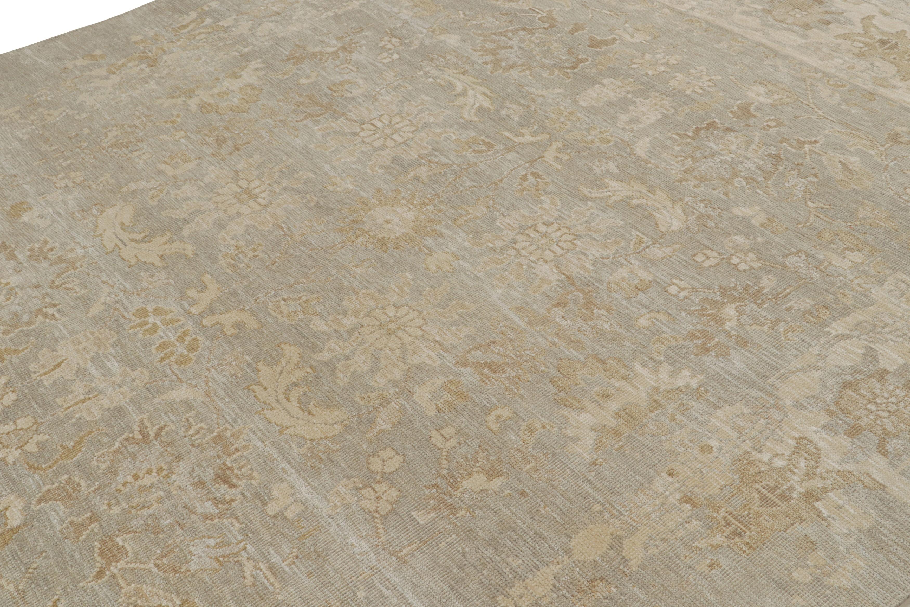 Alfombra estilo Oushak de Rug & Kilim con estampado floral gris, beige y dorado Anudado a mano en venta