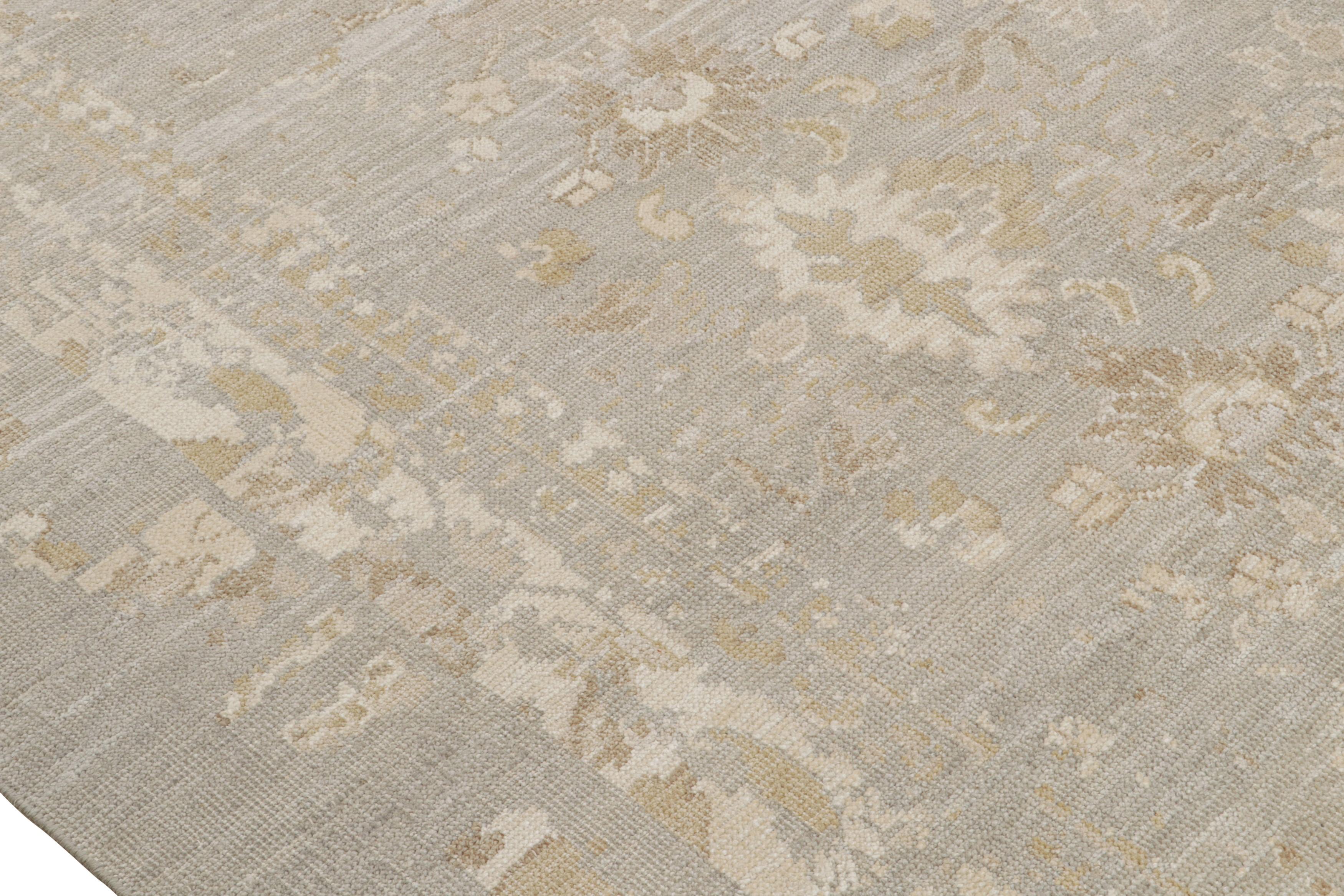 Rug & Kilim's Oushak Style Teppich in Grau, Beige und Gold mit Blumenmustern im Zustand „Neu“ im Angebot in Long Island City, NY