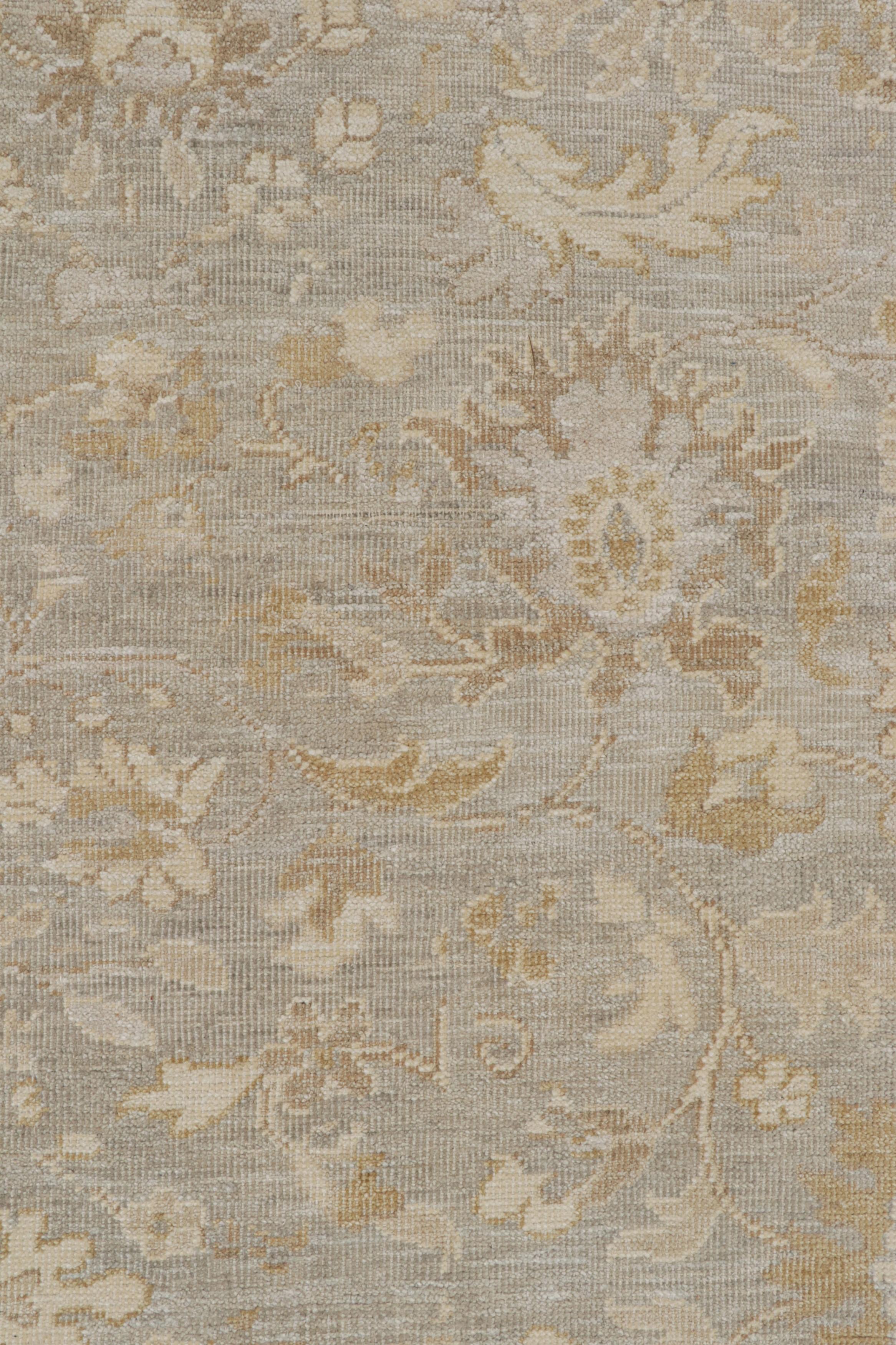 XXIe siècle et contemporain Tapis Oushak de Rug & Kilim à motifs floraux gris, beige et or en vente