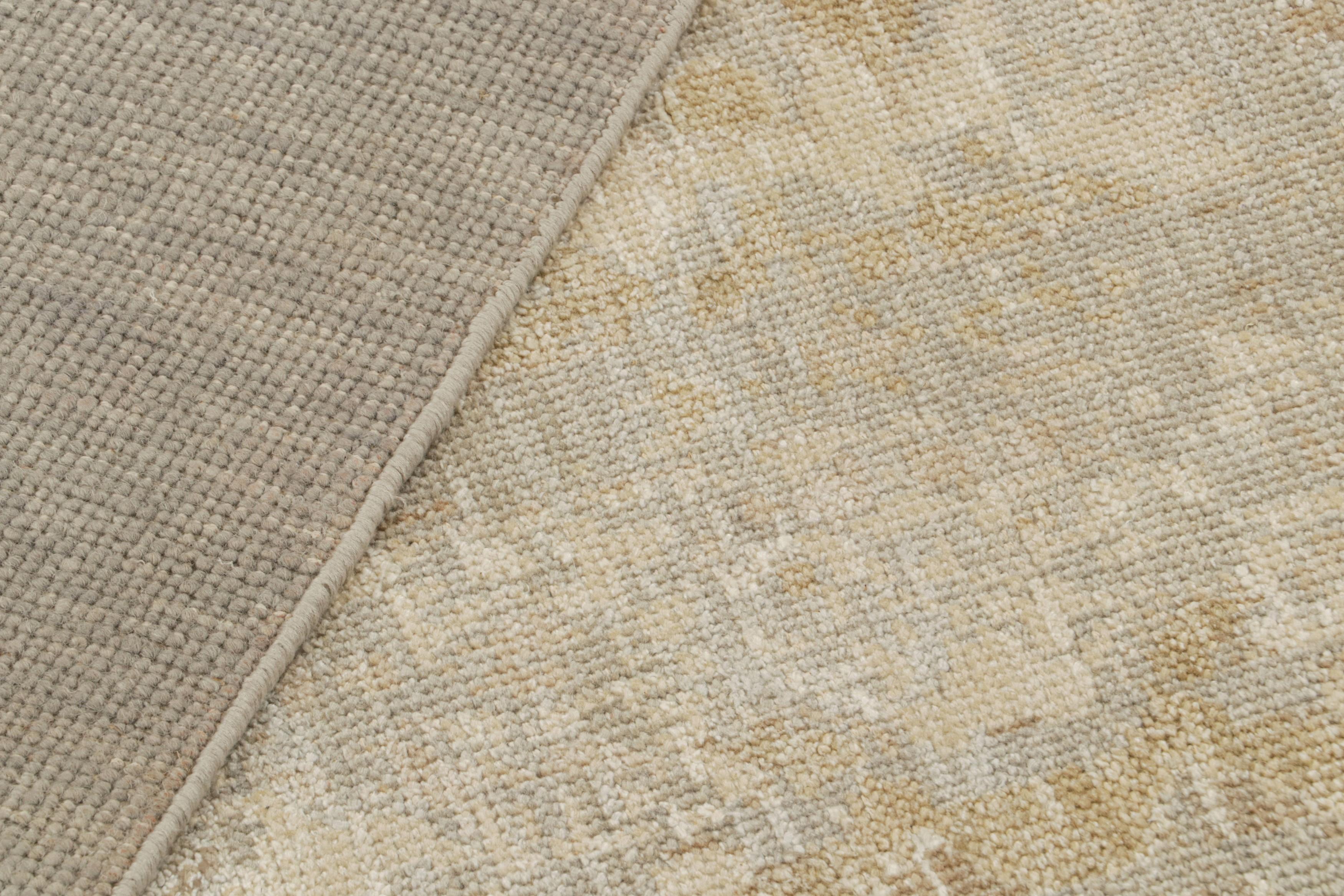 XXIe siècle et contemporain Tapis Oushak de Rug & Kilim à motifs floraux gris, beige et or en vente