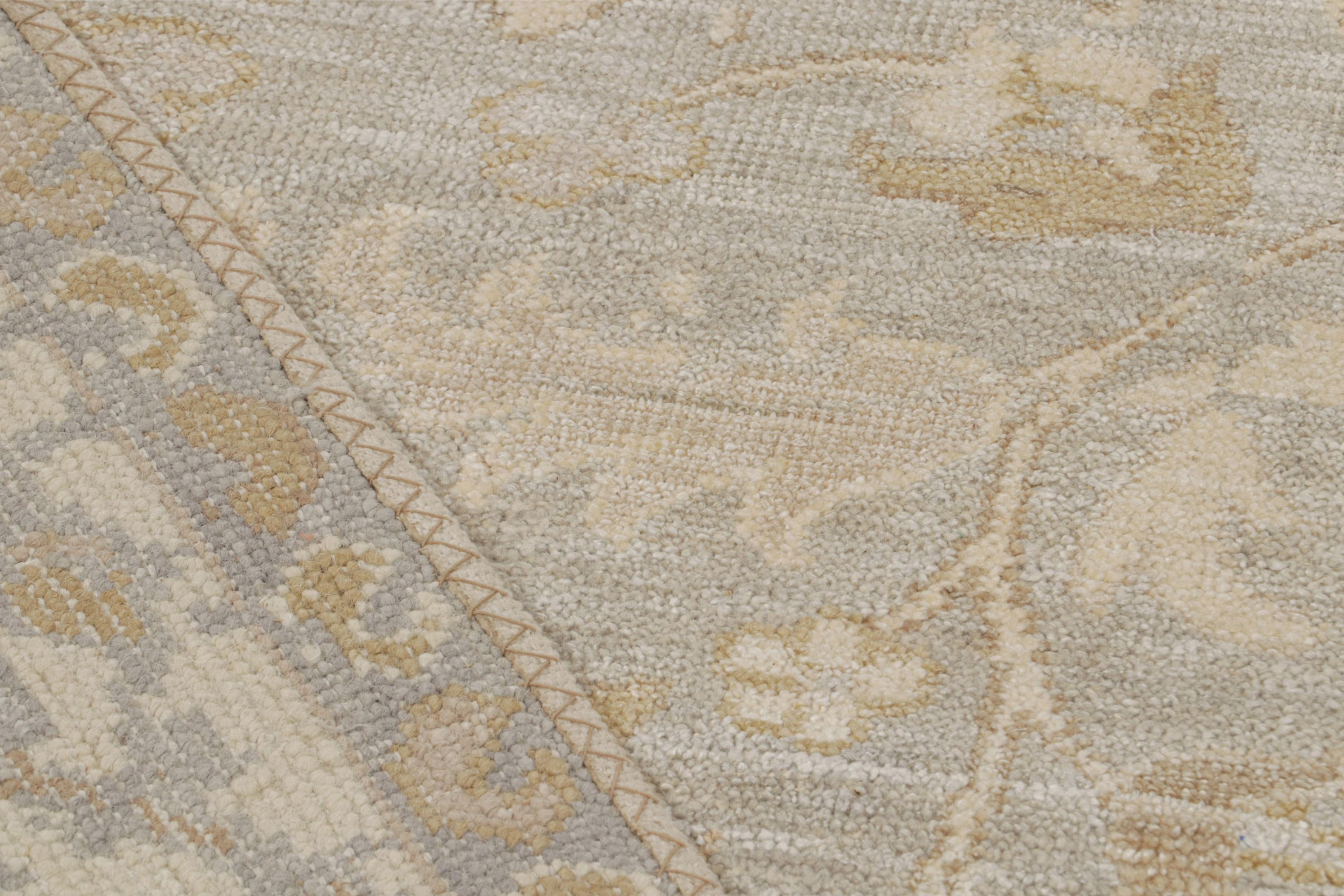 Laine Tapis Oushak de Rug & Kilim à motifs floraux gris, beige et or en vente