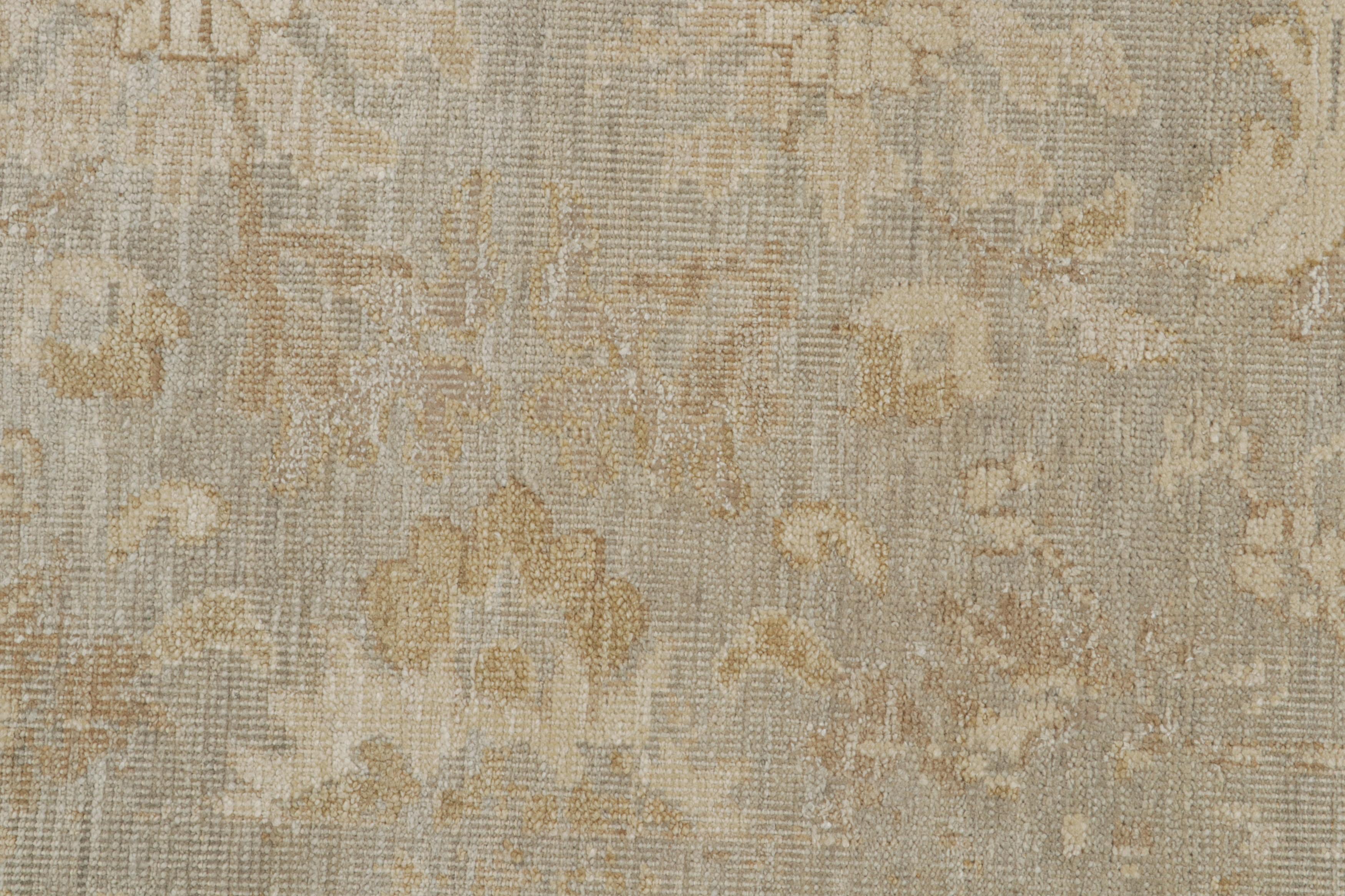 Alfombra estilo Oushak de Rug & Kilim con estampado floral gris, beige y dorado Lana en venta