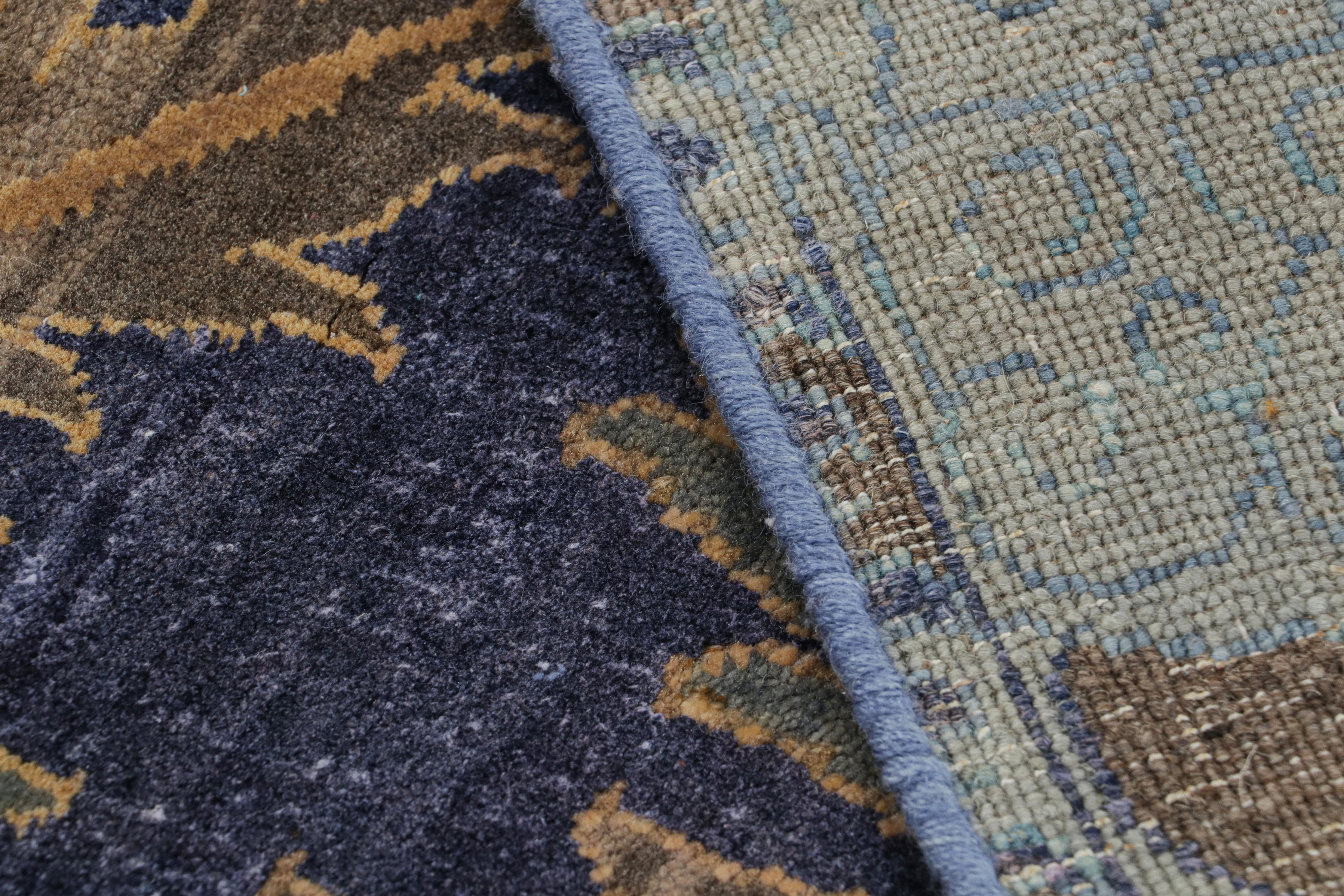 XXI secolo e contemporaneo Rug & Kilim: Tappeto in stile Oushak con motivi floreali indaco, marroni e marroni in vendita