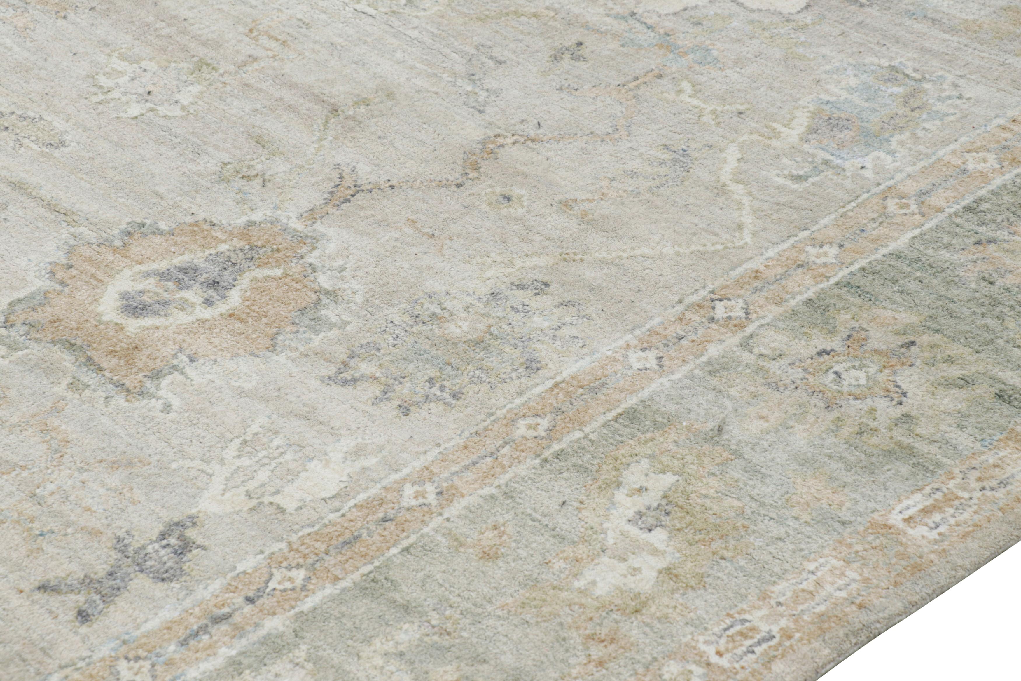 Indien Rug & Kilim's Oushak Style Rug in Ivory and Green with Floral Patterns (tapis de style Oushak en ivoire et vert avec des motifs floraux) en vente