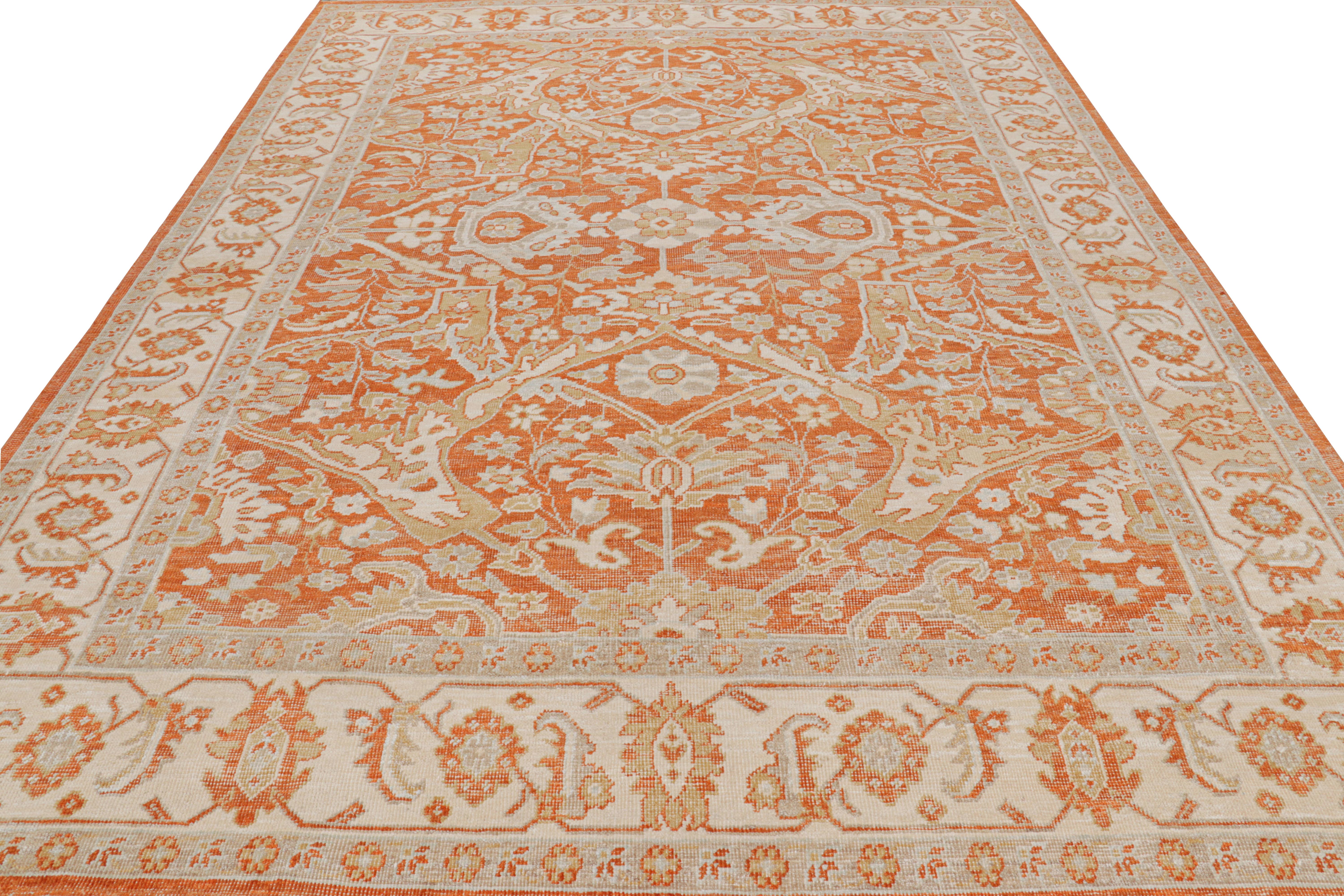 Annodato a mano Rug & Kilim: tappeto in stile Oushak in arancione con motivi floreali in beige e oro in vendita