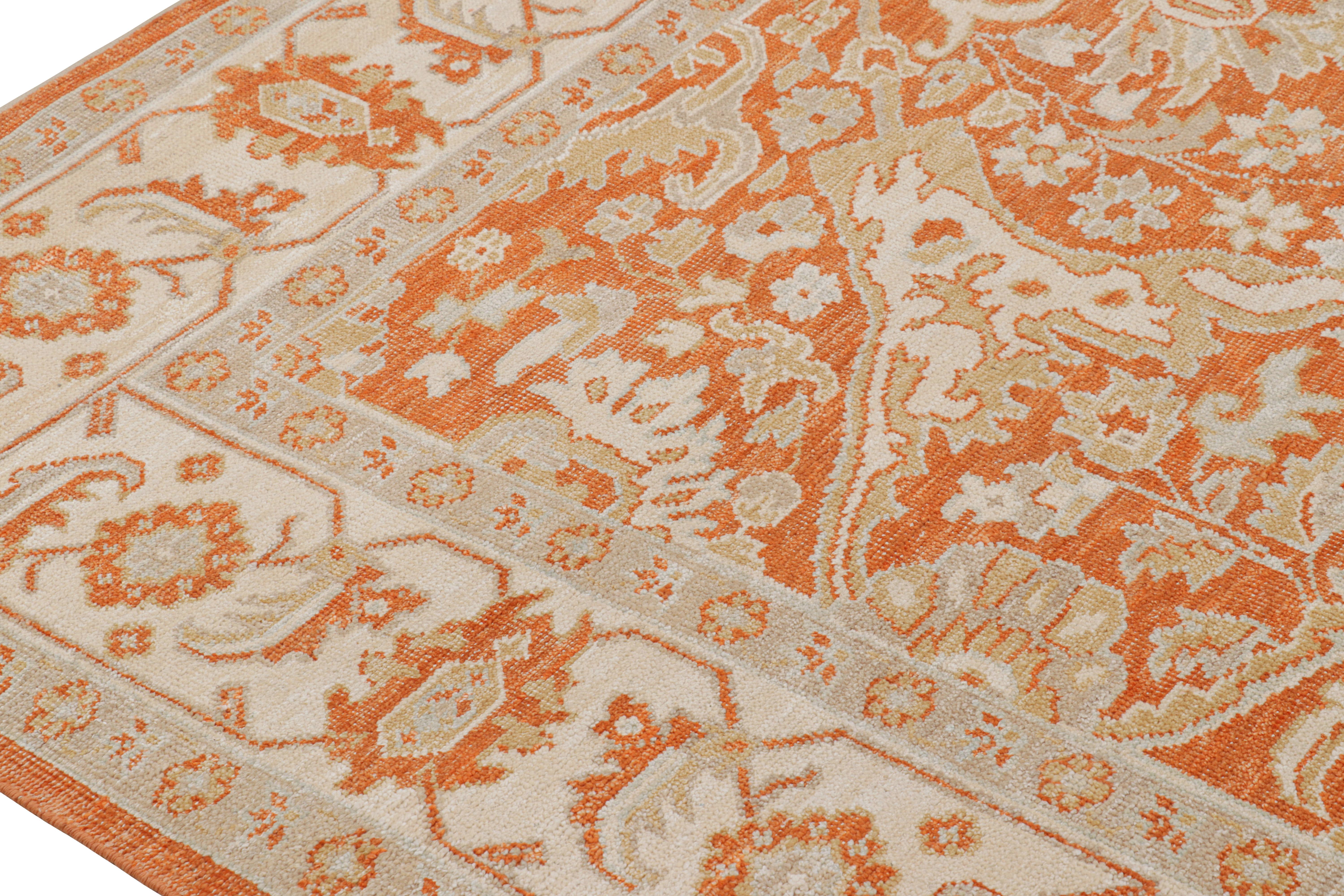 Rug & Kilim: tappeto in stile Oushak in arancione con motivi floreali in beige e oro In condizioni Nuovo in vendita a Long Island City, NY