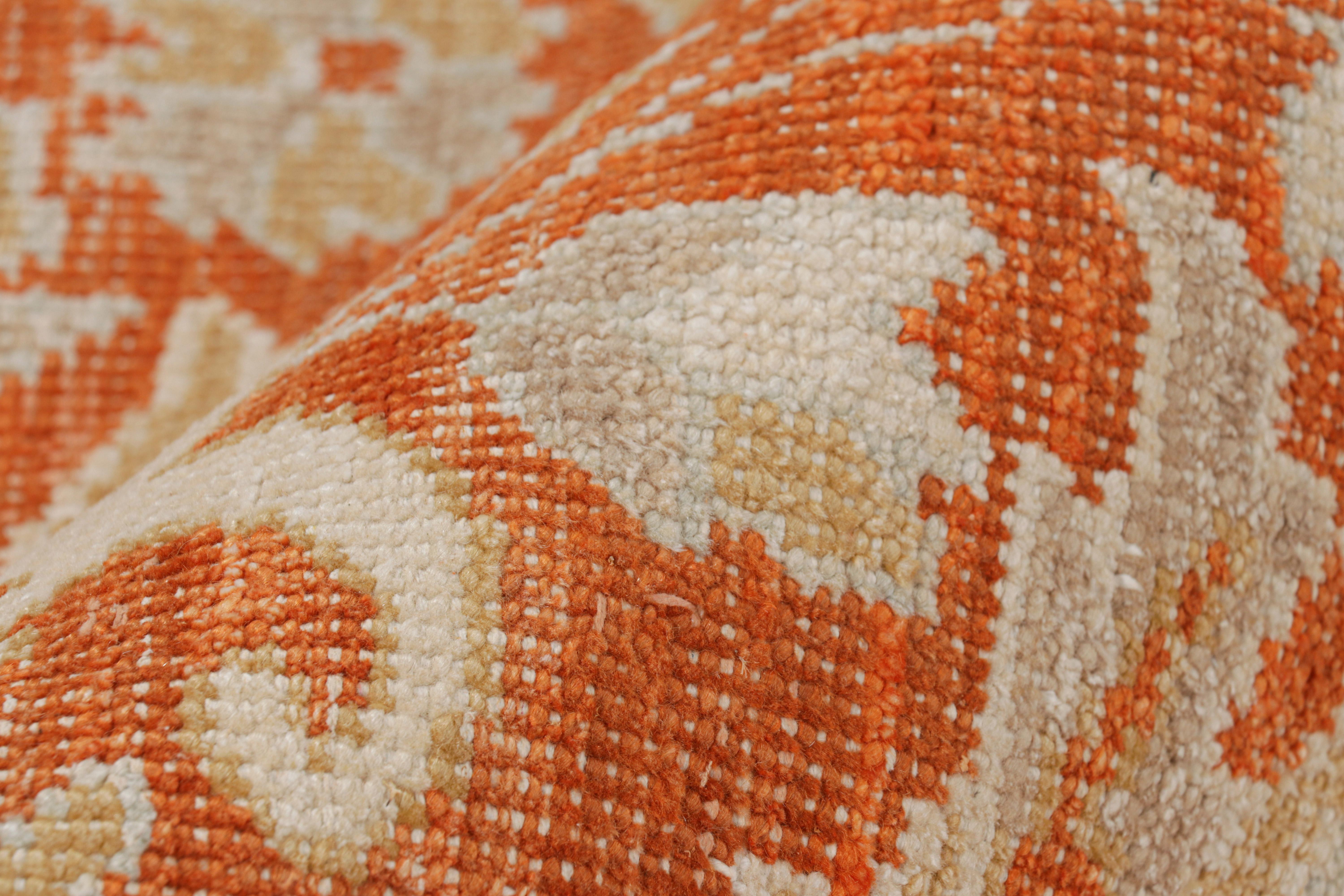 XXI secolo e contemporaneo Rug & Kilim: tappeto in stile Oushak in arancione con motivi floreali in beige e oro in vendita