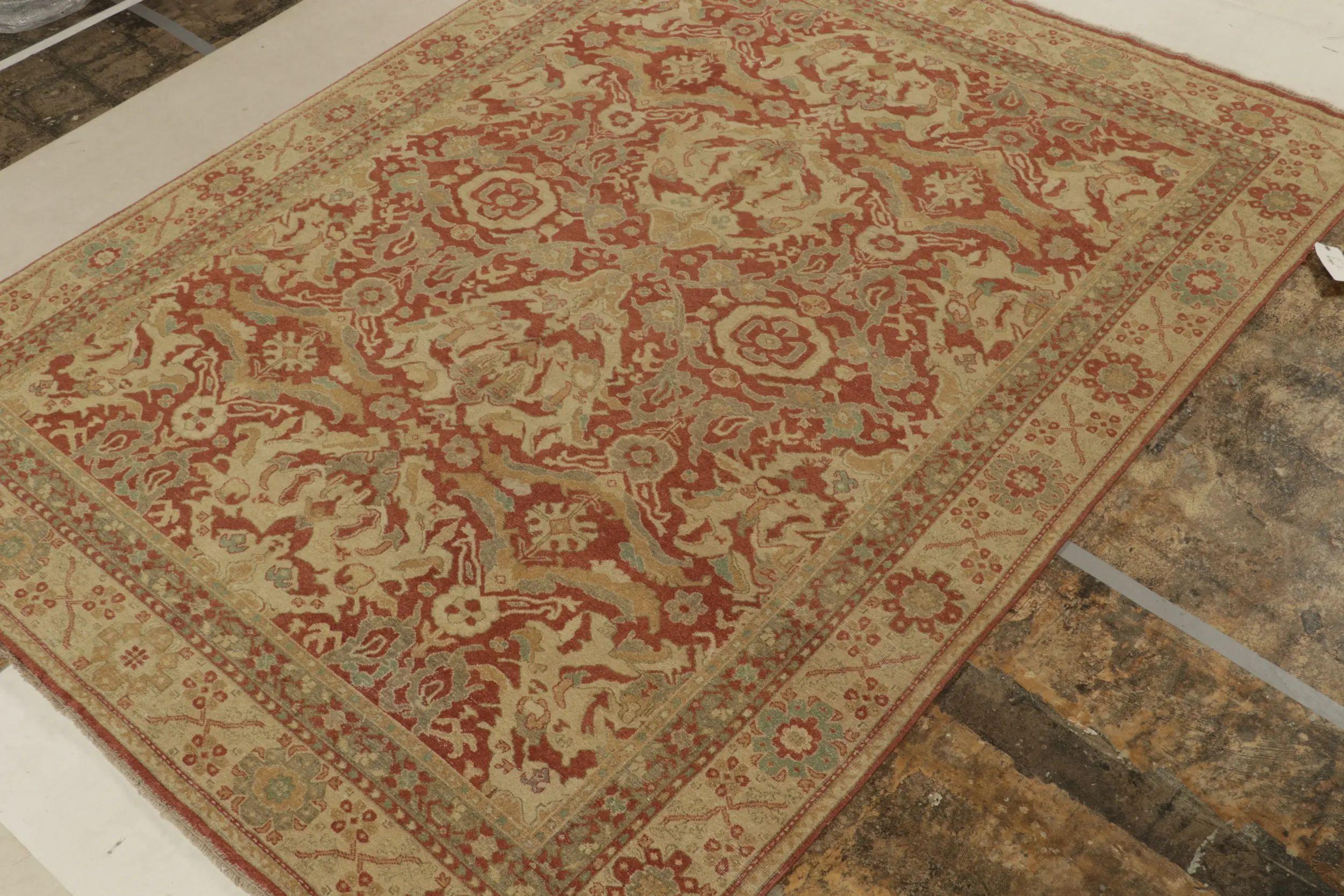 Un tapis 9x12 inspiré des styles de tapis Oushak du 17ème siècle, de la Collection Modern Classics de Rug & Kilim. Noué à la main en laine, jouant du rouge rouille avec des motifs floraux beige-marron, gris et bleus d'une grâce et d'une grandeur