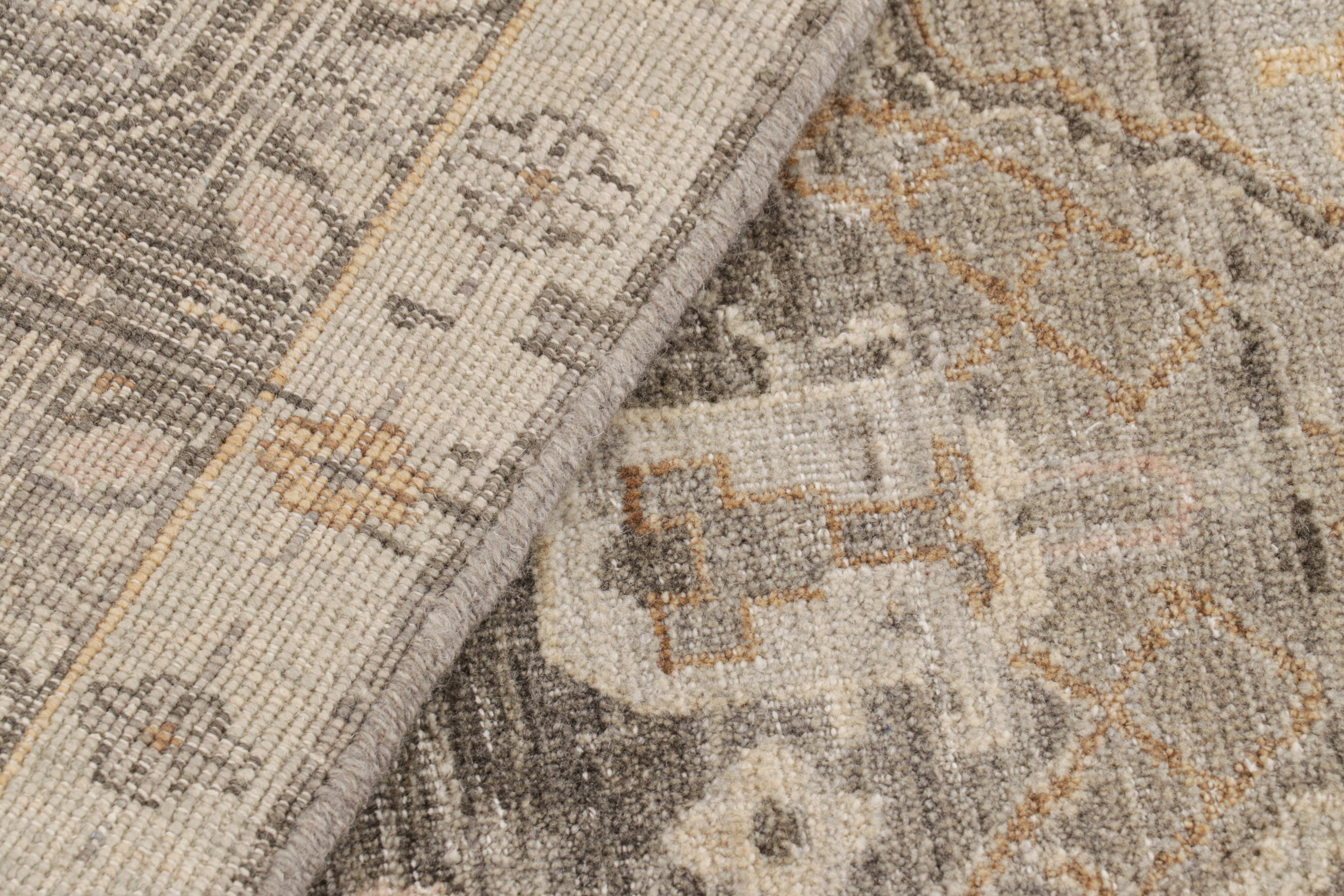 XXI secolo e contemporaneo Rug & Kilim’s Oushak Style Rug in Silver-Gray with Geometric-Floral Patterns in vendita