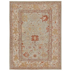 Tappeto in stile Oushak di Rug & Kilim con motivi floreali blu cielo, beige e oro