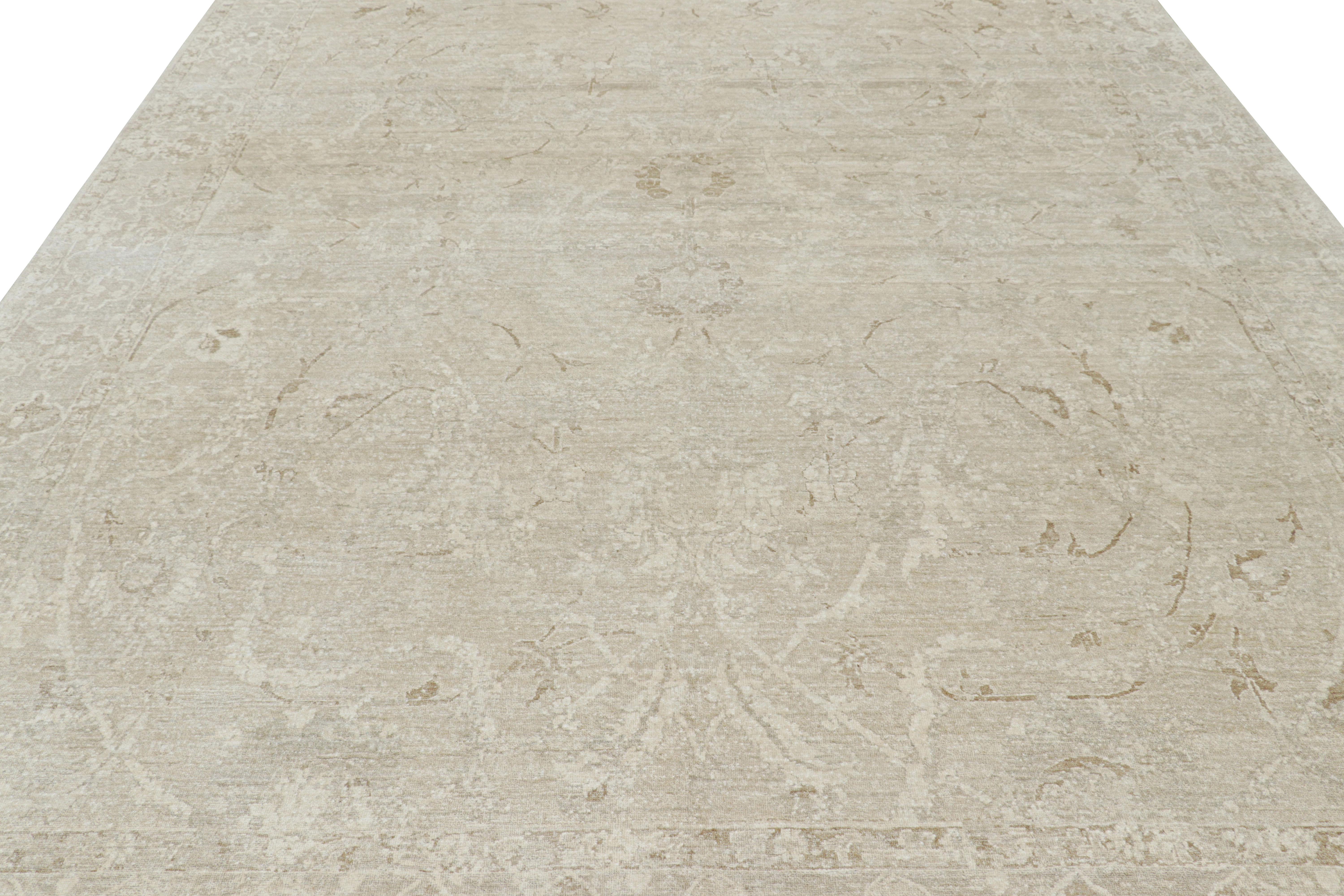 Questo tappeto 9×12 della Rug & Kilim's Modern Classics Collection rappresenta una nuova linea ispirata ai tappeti Oushak vintage e antichi. Annodato a mano in seta e proveniente dall'India, il suo design è caratterizzato da motivi floreali nei toni