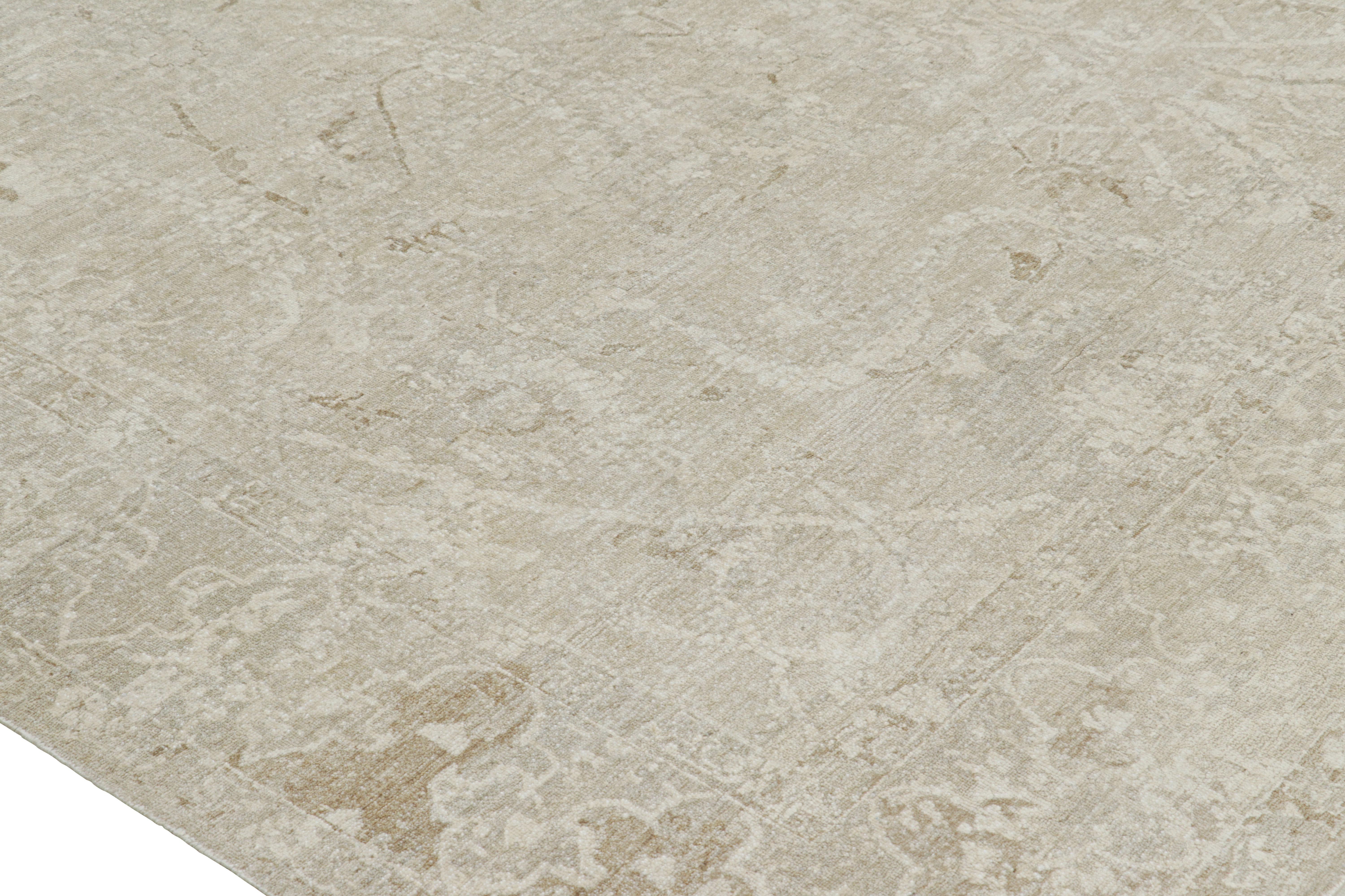 Moderno Rug & Kilim: Tappeto in stile Oushak in bianco, beige e grigio, con motivi floreali in vendita