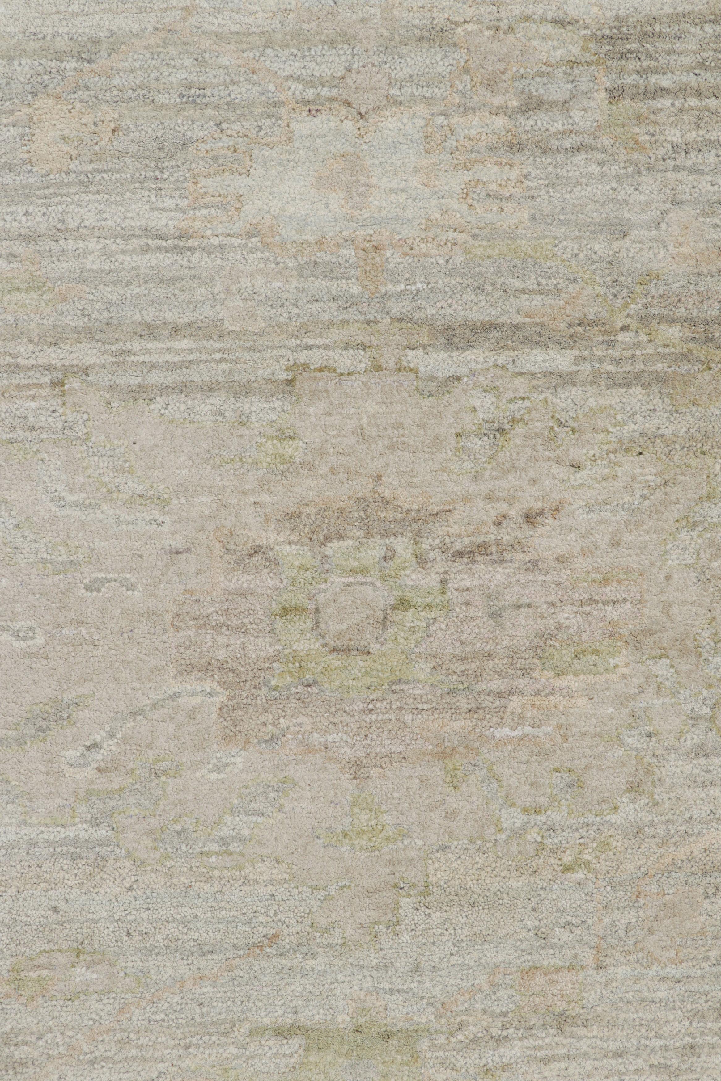 Rug & Kilim's Oushak Style Teppich in Weiß, Beige und Grau mit floralen Mustern (Indisch) im Angebot
