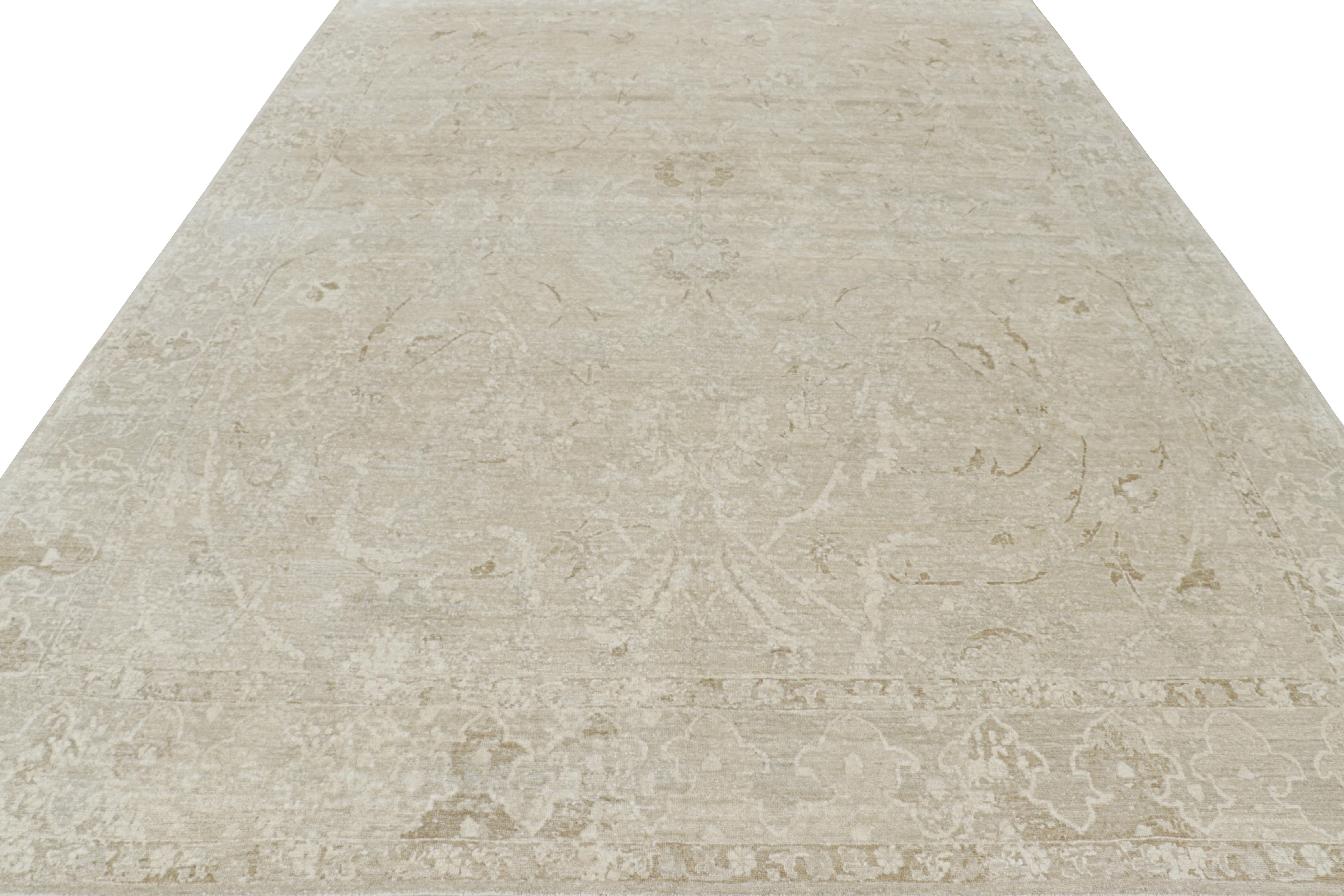 Indiano Rug & Kilim: Tappeto in stile Oushak in bianco, beige e grigio, con motivi floreali in vendita
