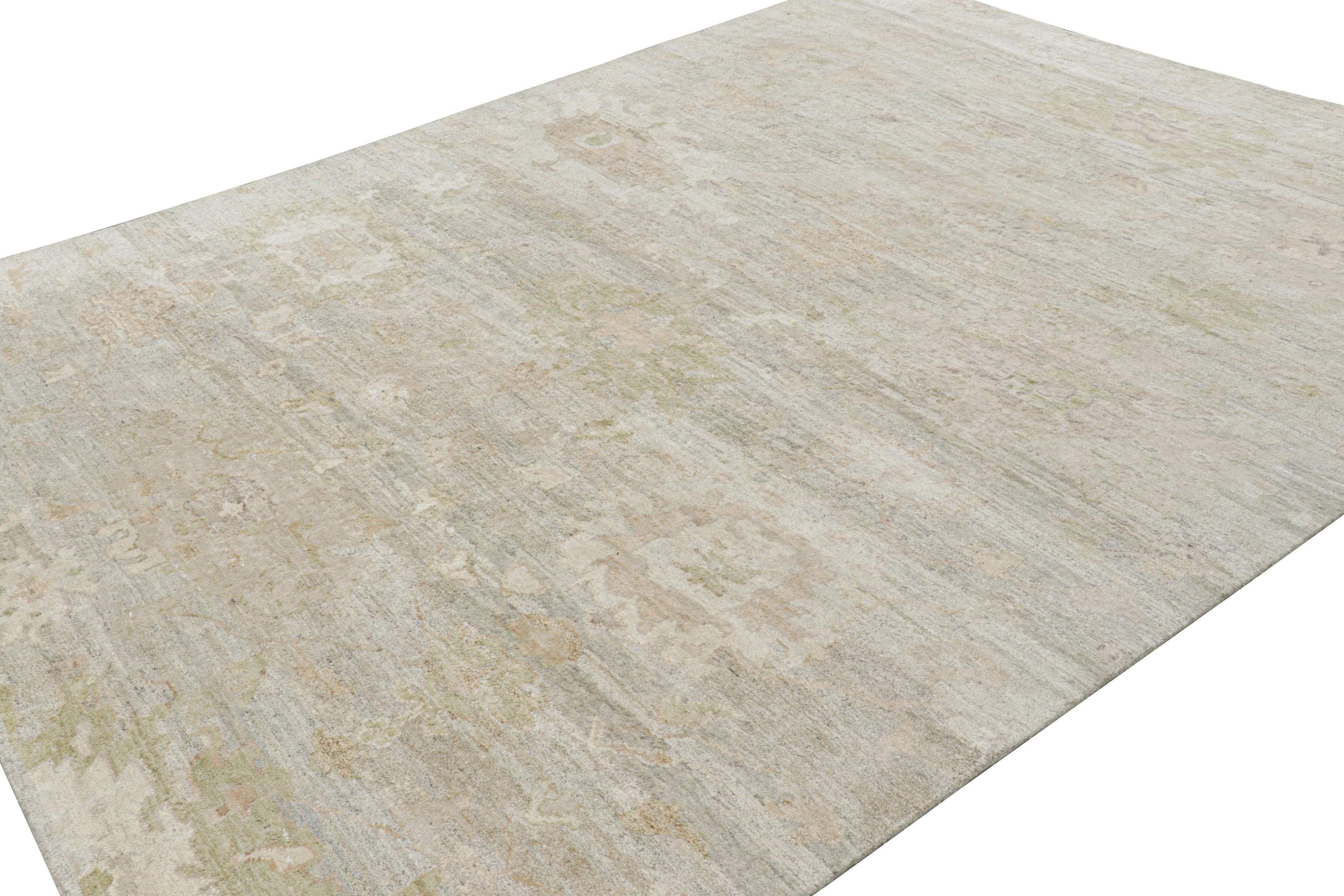 Rug & Kilim's Oushak Style Teppich in Weiß, Beige und Grau mit floralen Mustern (Handgeknüpft) im Angebot